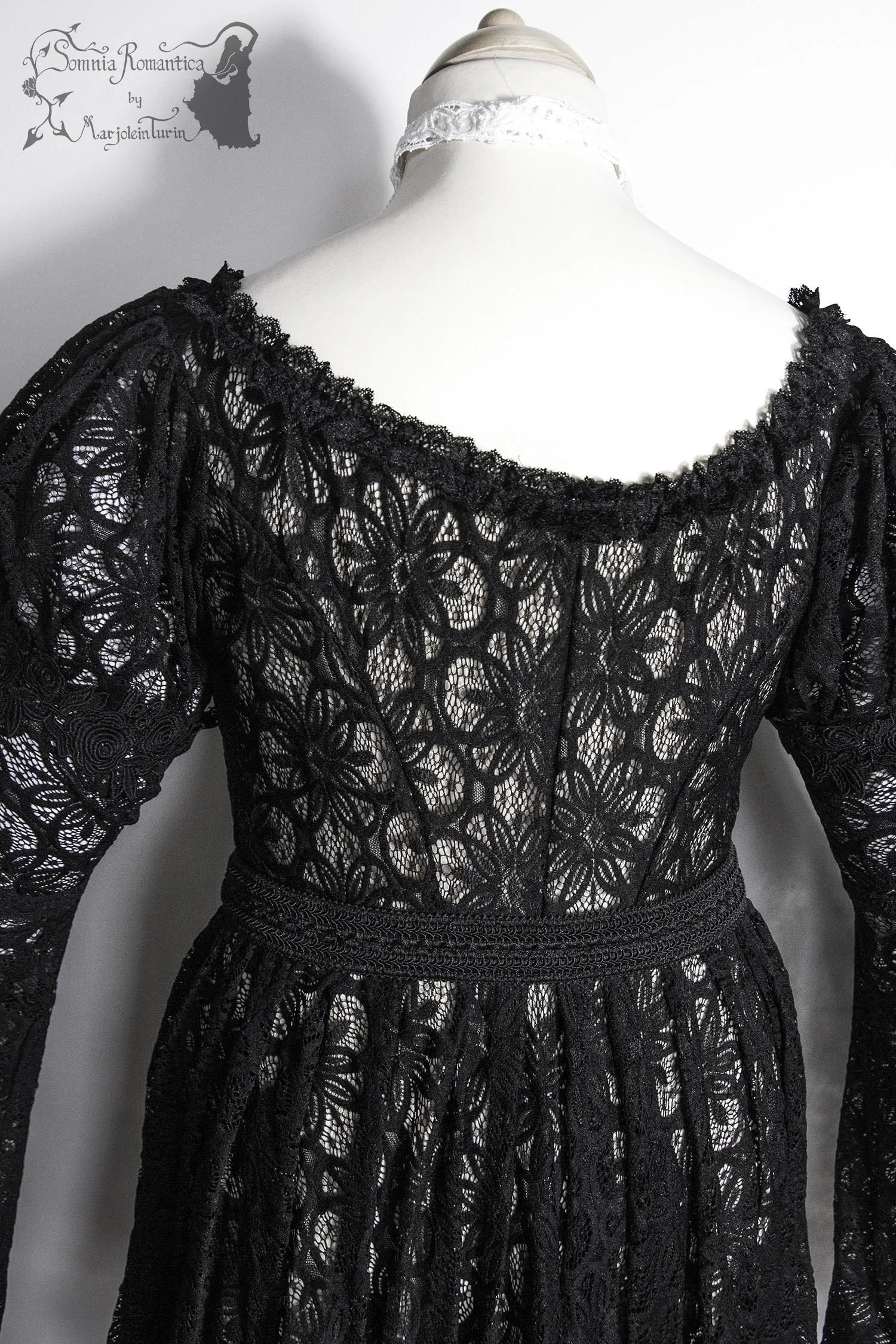 A1903DRMBK42-somnia-romantica-marjolein-turin-2019-04-02-back-close.jpg