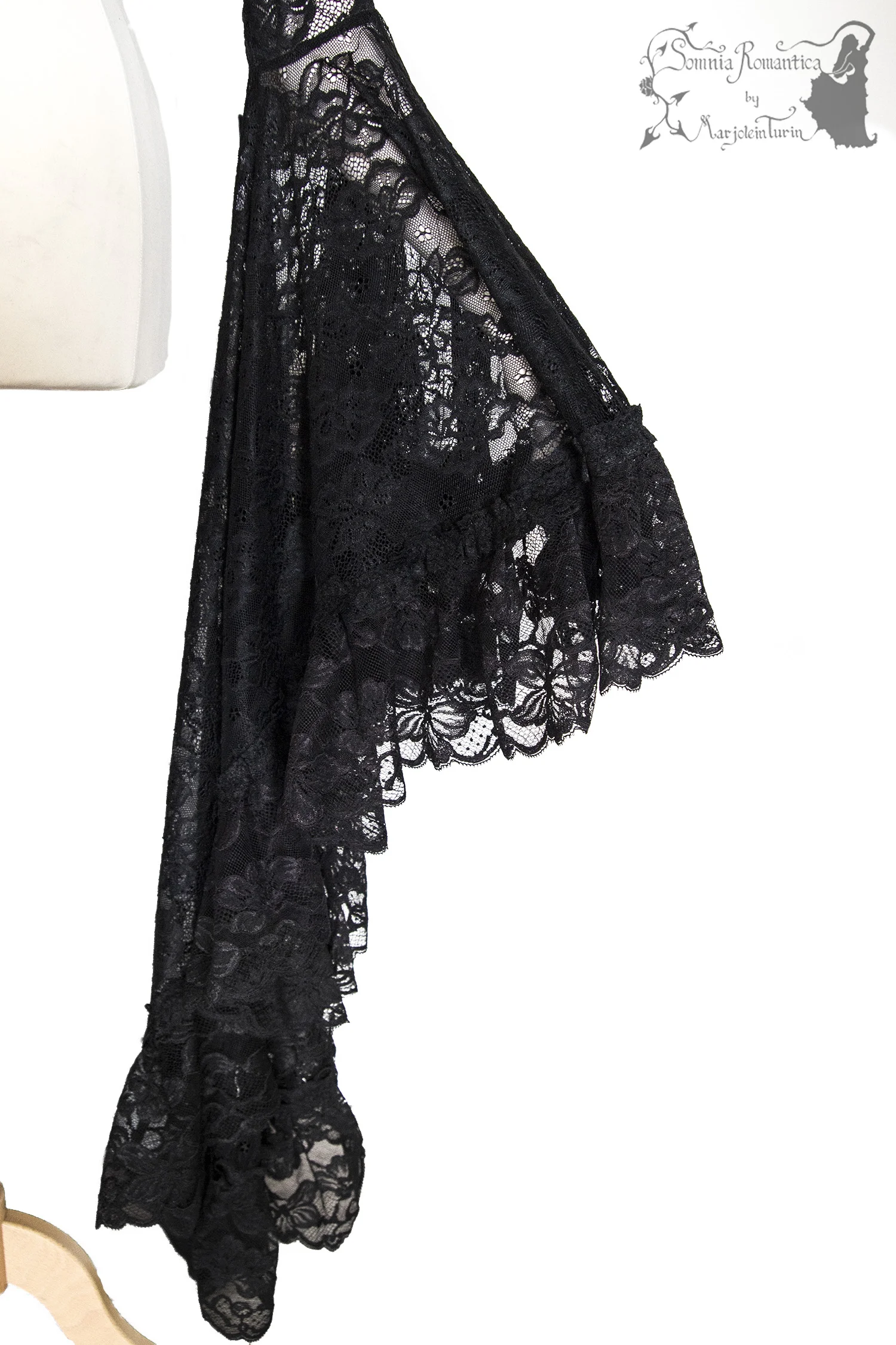 A1904JAXBK41-somnia-romantica-marjolein-turin-2019-04-apr-30-sleeve-close.jpg