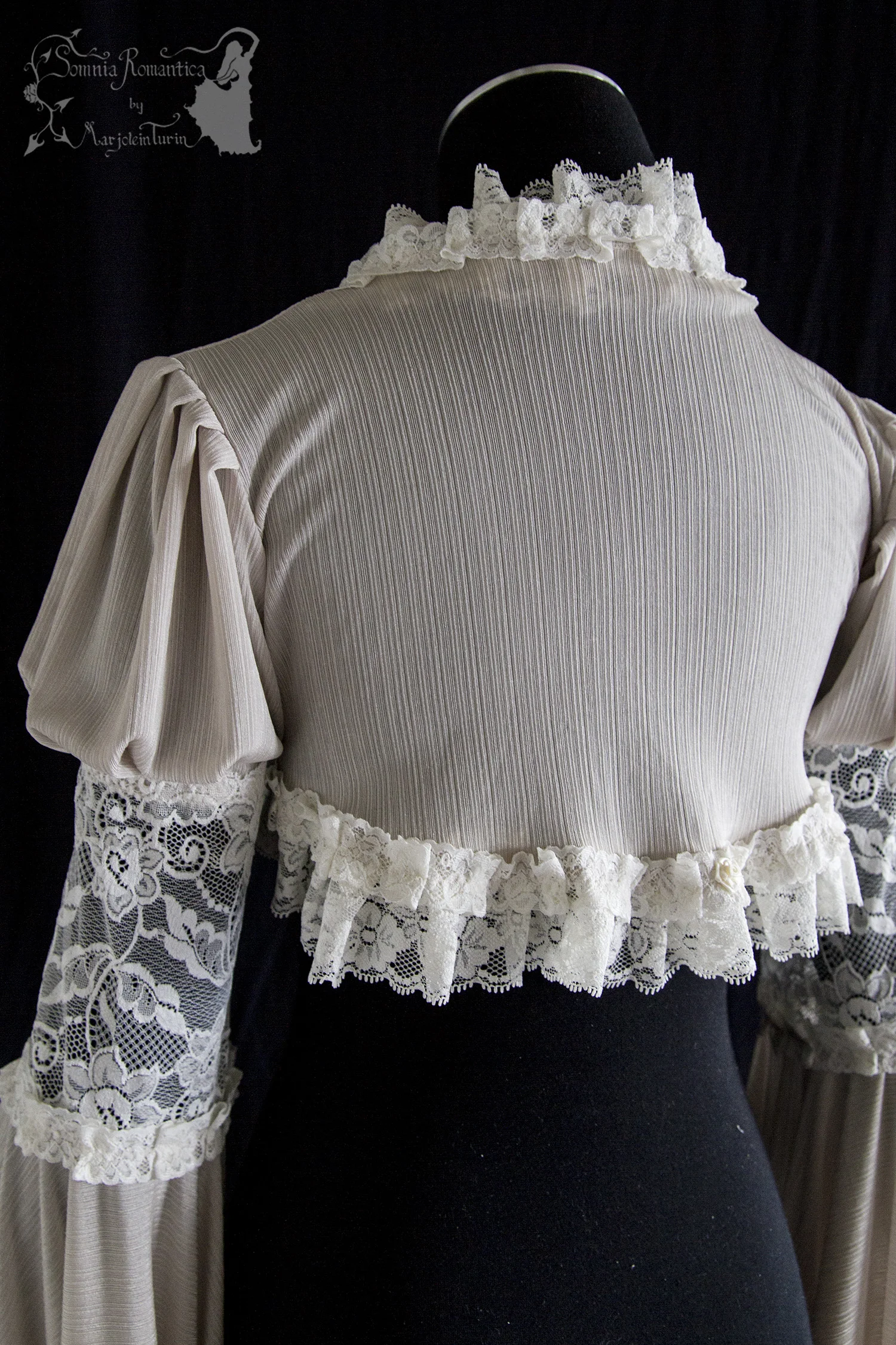 A1904SHLBE38-somnia-romantica-marjolein-turin-2019-04-apr-back-close.jpg