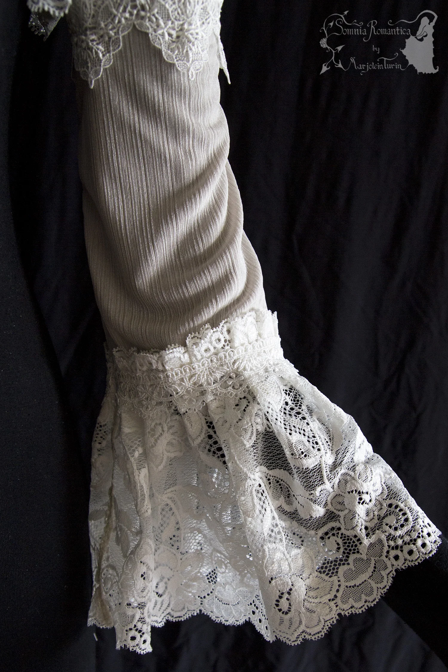 A1904SHMBE38-somnia-romantica-marjolein-turin-2019-04-apr-30-sleeve-close.jpg