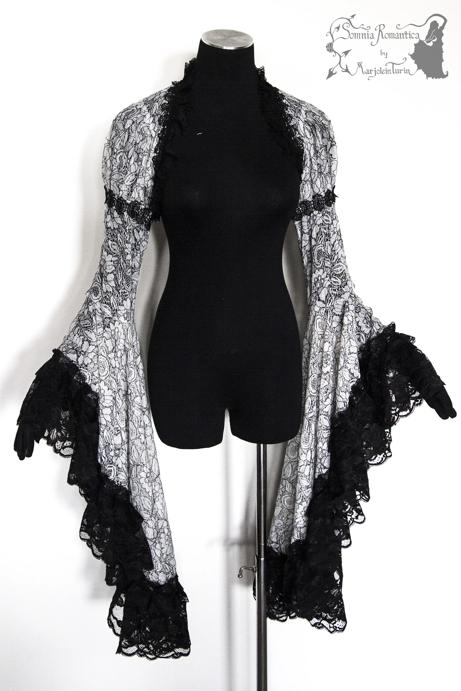 A1905SHLBKWH38-somnia-romantica-marjolein-turin-2019-05-mei-29-front.jpg
