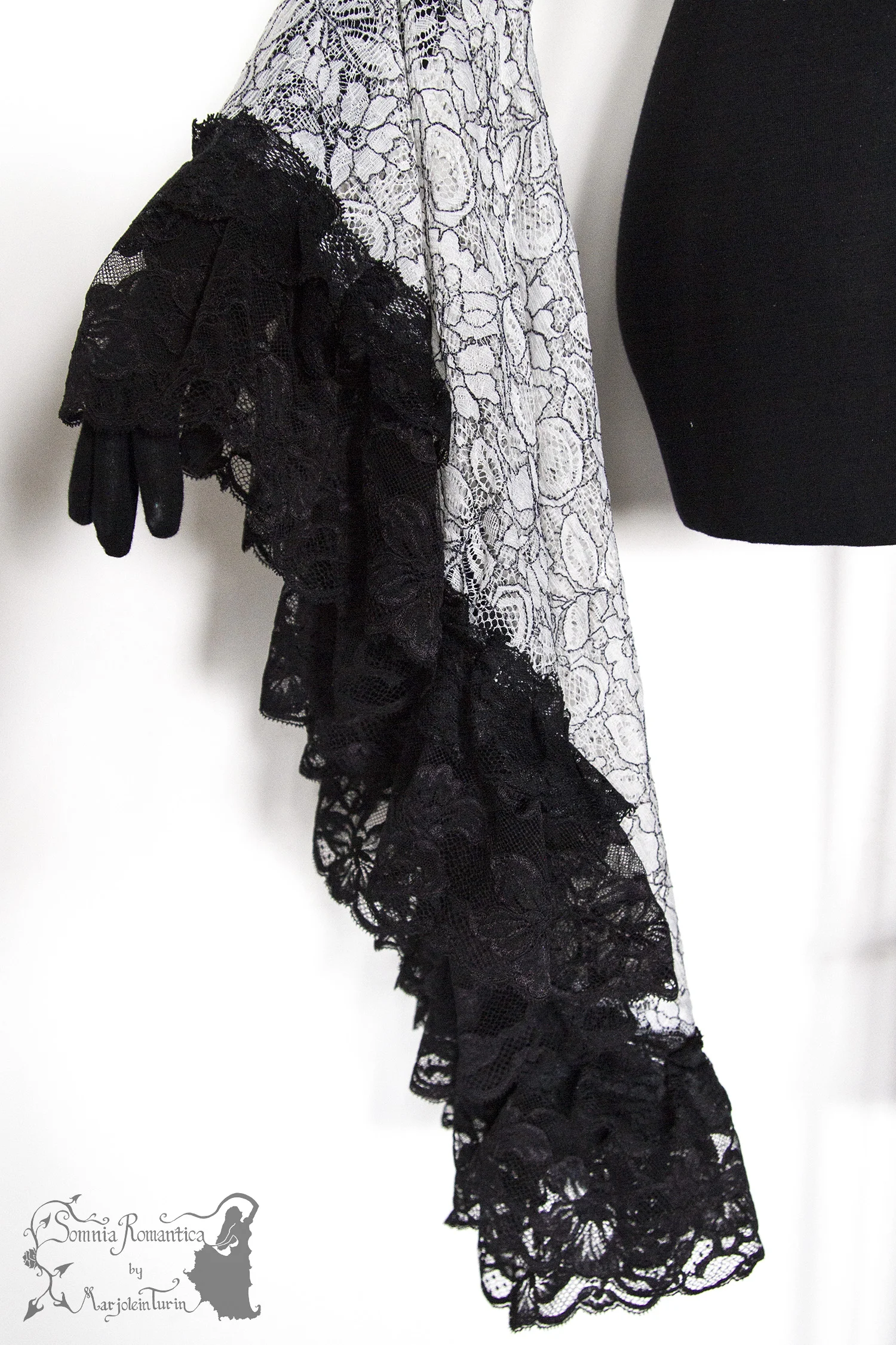 A1905SHLBKWH38-somnia-romantica-marjolein-turin-2019-05-mei-29-sleeve-close.jpg