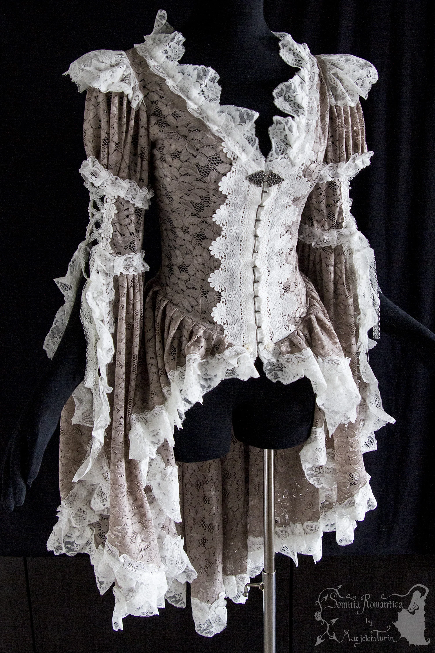 A1905WAMMA36-somnia-romantica-marjolein-turin-2019-05-mei-29-front-angle.jpg