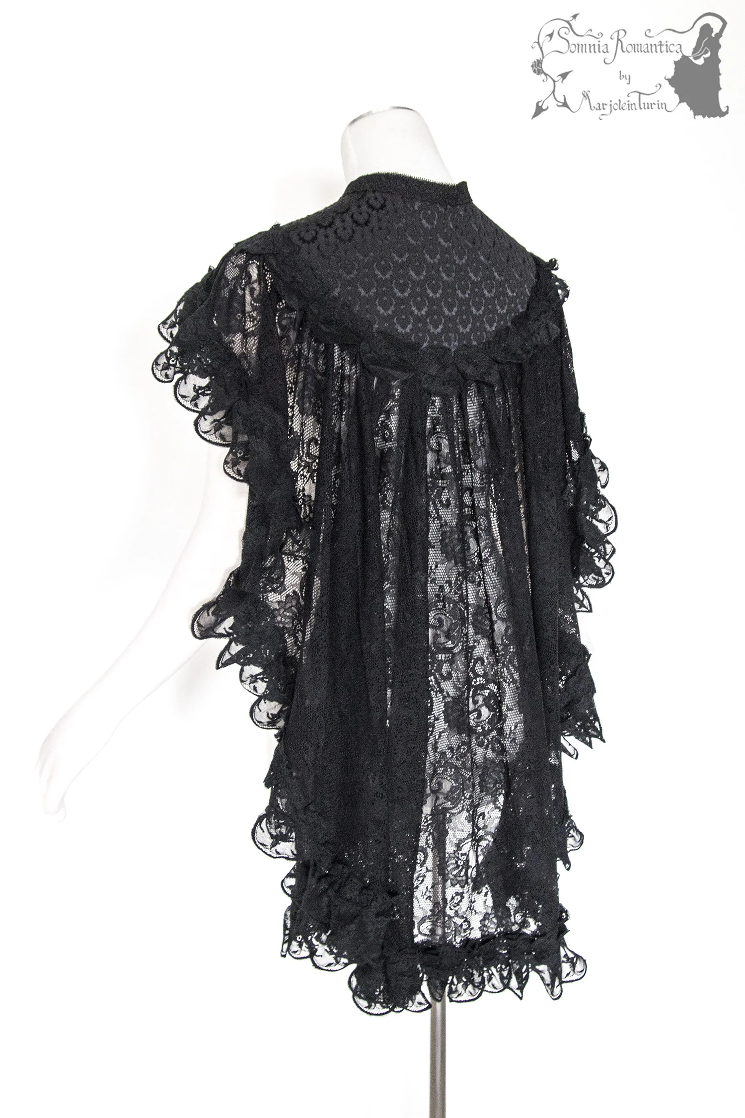 A1905CAMBK38round-somnia-romantica-marjolein-turin-2019-05-mei-22-back-angle.jpg
