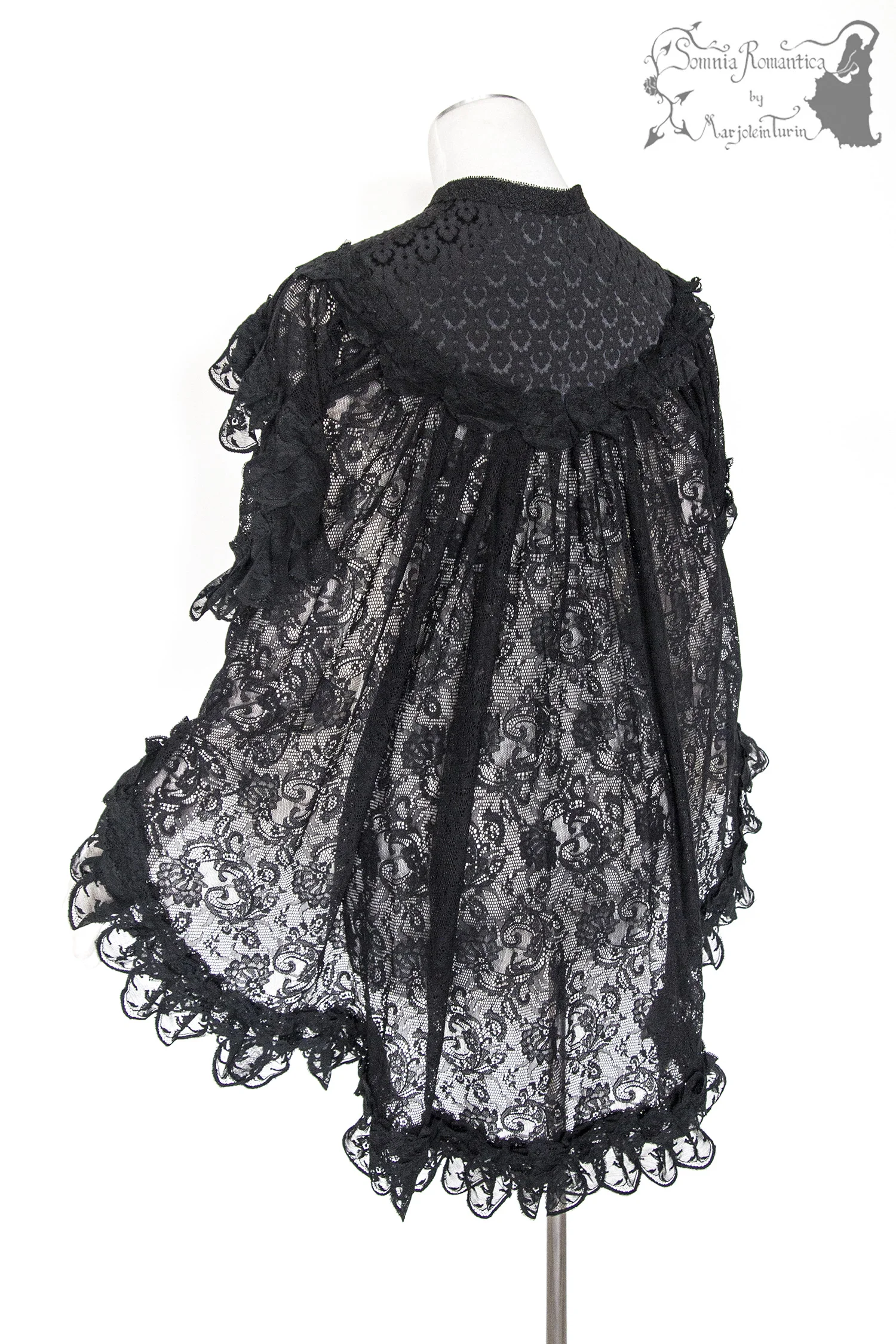 A1905CAMBK38round-somnia-romantica-marjolein-turin-2019-05-mei-22-back-flare.jpg