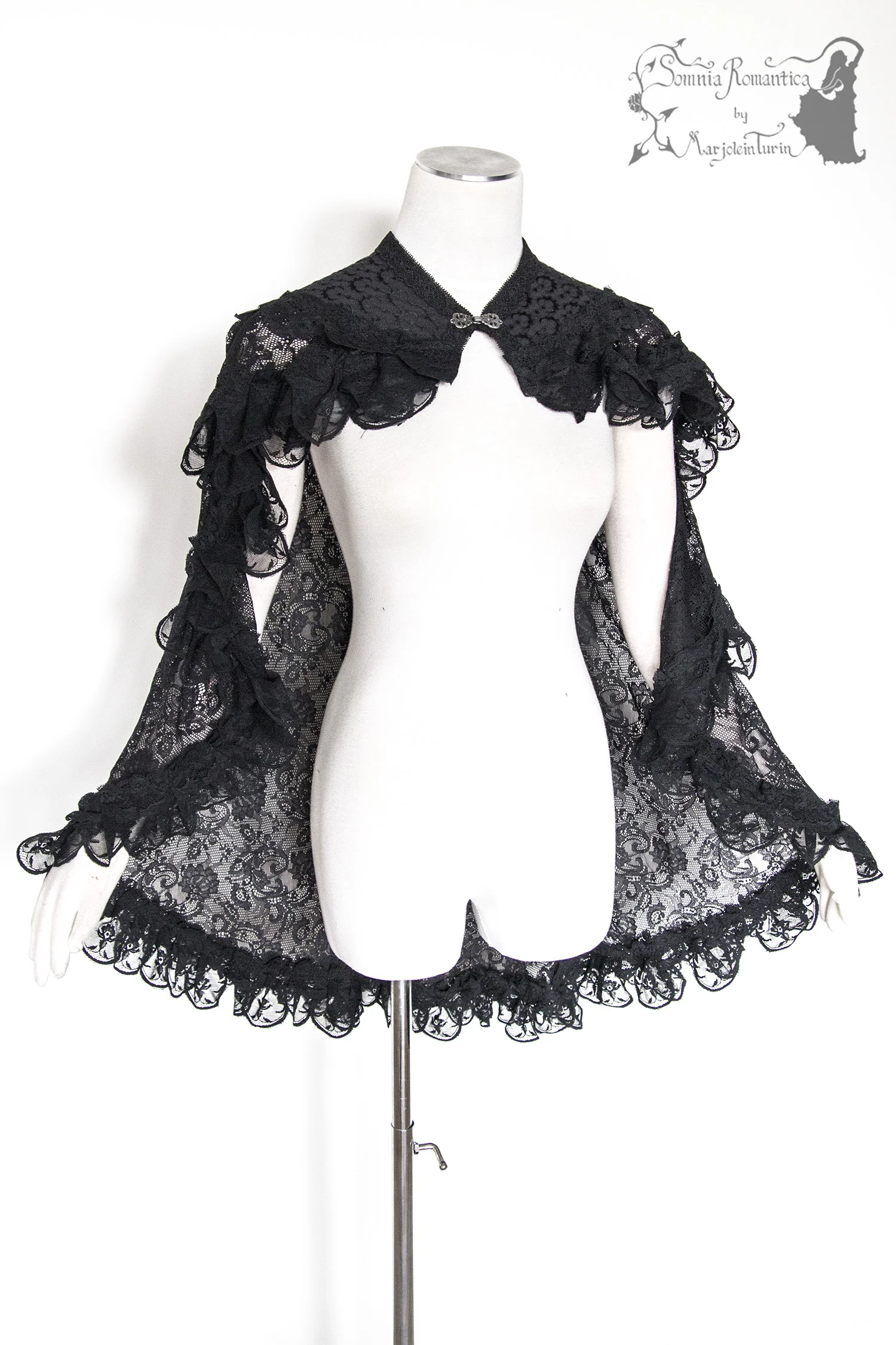 A1905CAMBK38round-somnia-romantica-marjolein-turin-2019-05-mei-22-front-flare.jpg