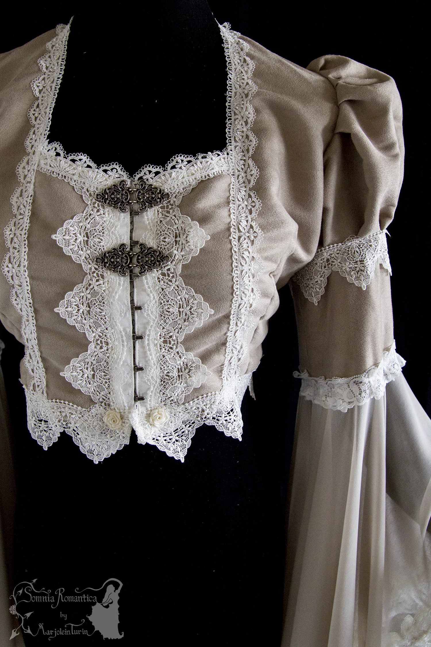 A1905JAXBE38-somnia-romantica-marjolein-turin-2019-05-mei-31-front-close.jpg