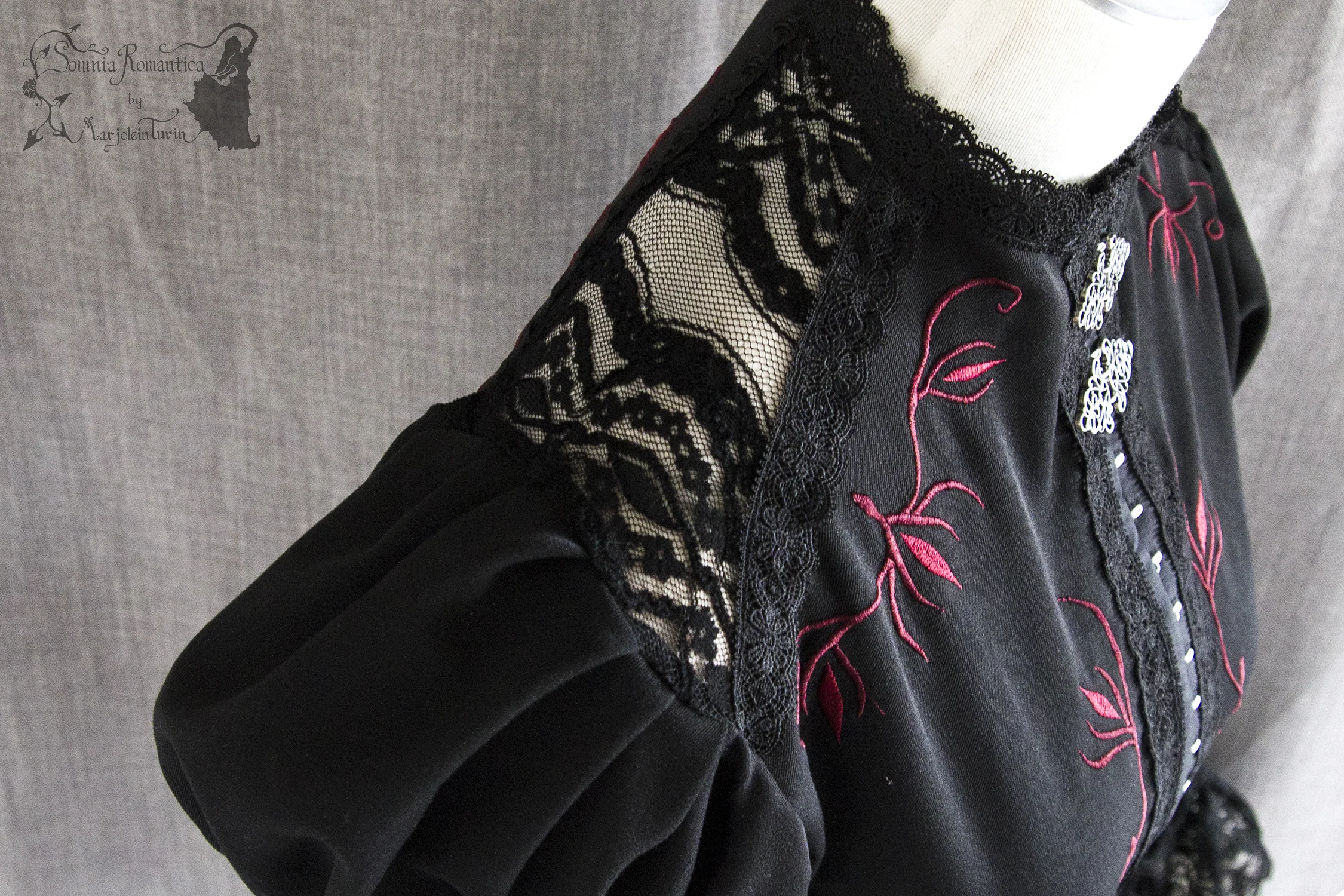 A1907SHMBKemre-somnia-romantica-marjolein-turin-2019-07-jul-shoulder-close.jpg