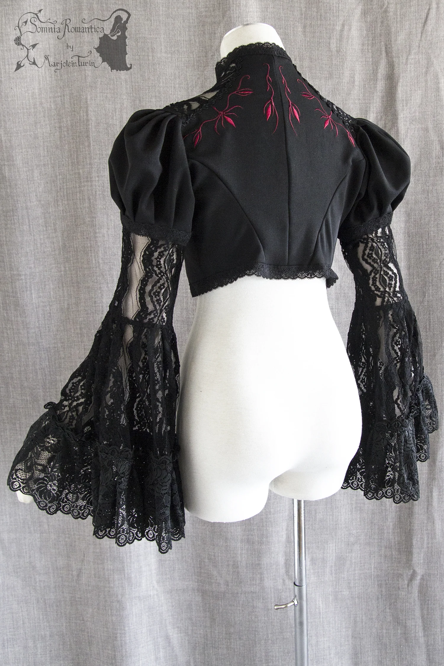 A1907SHMBKemre-somnia-romantica-marjolein-turin-2019-07-jul-back.jpg