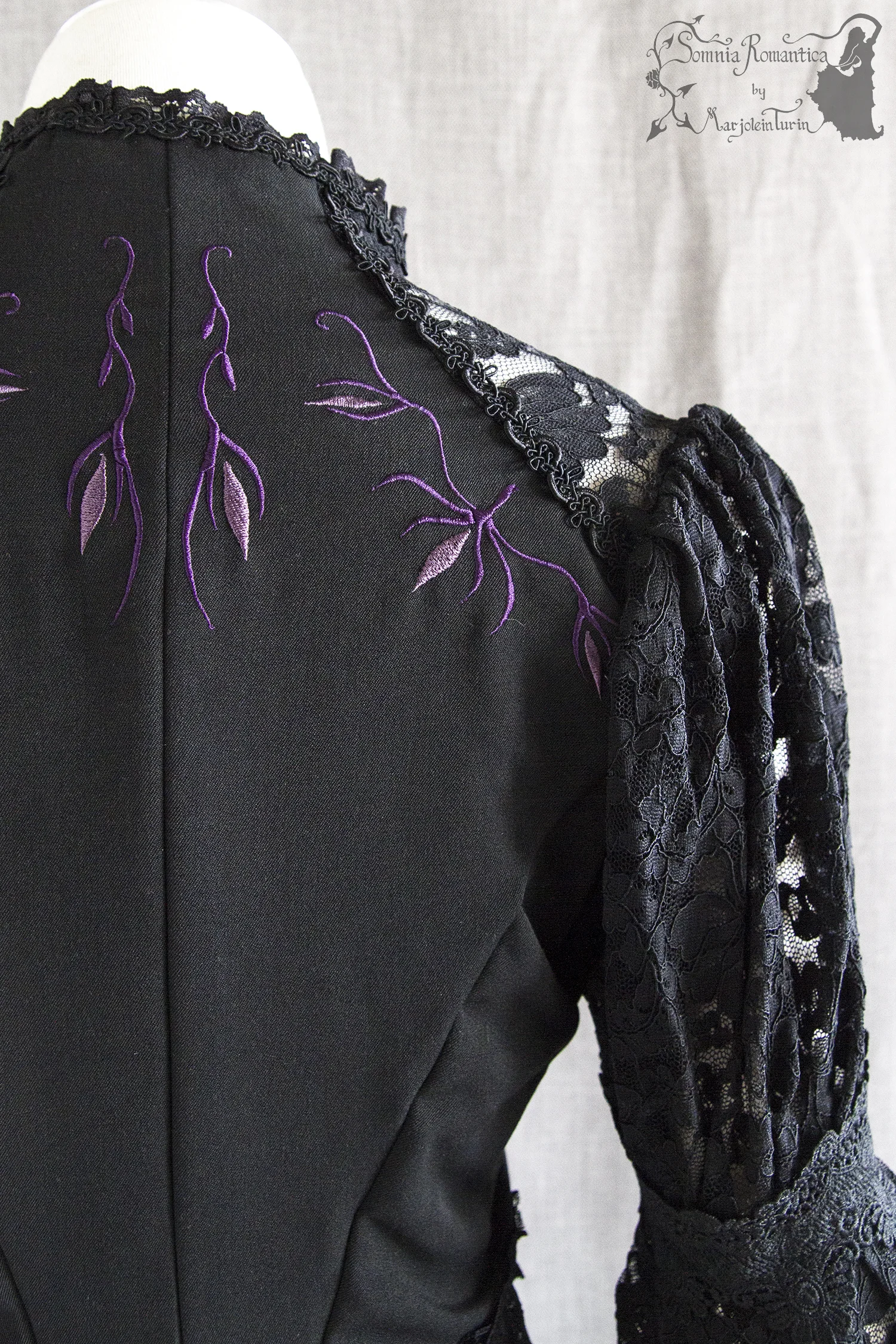 A1907SHMBKempu-somnia-romantica-marjolein-turin-2019-07-jul-21-back-close.jpg