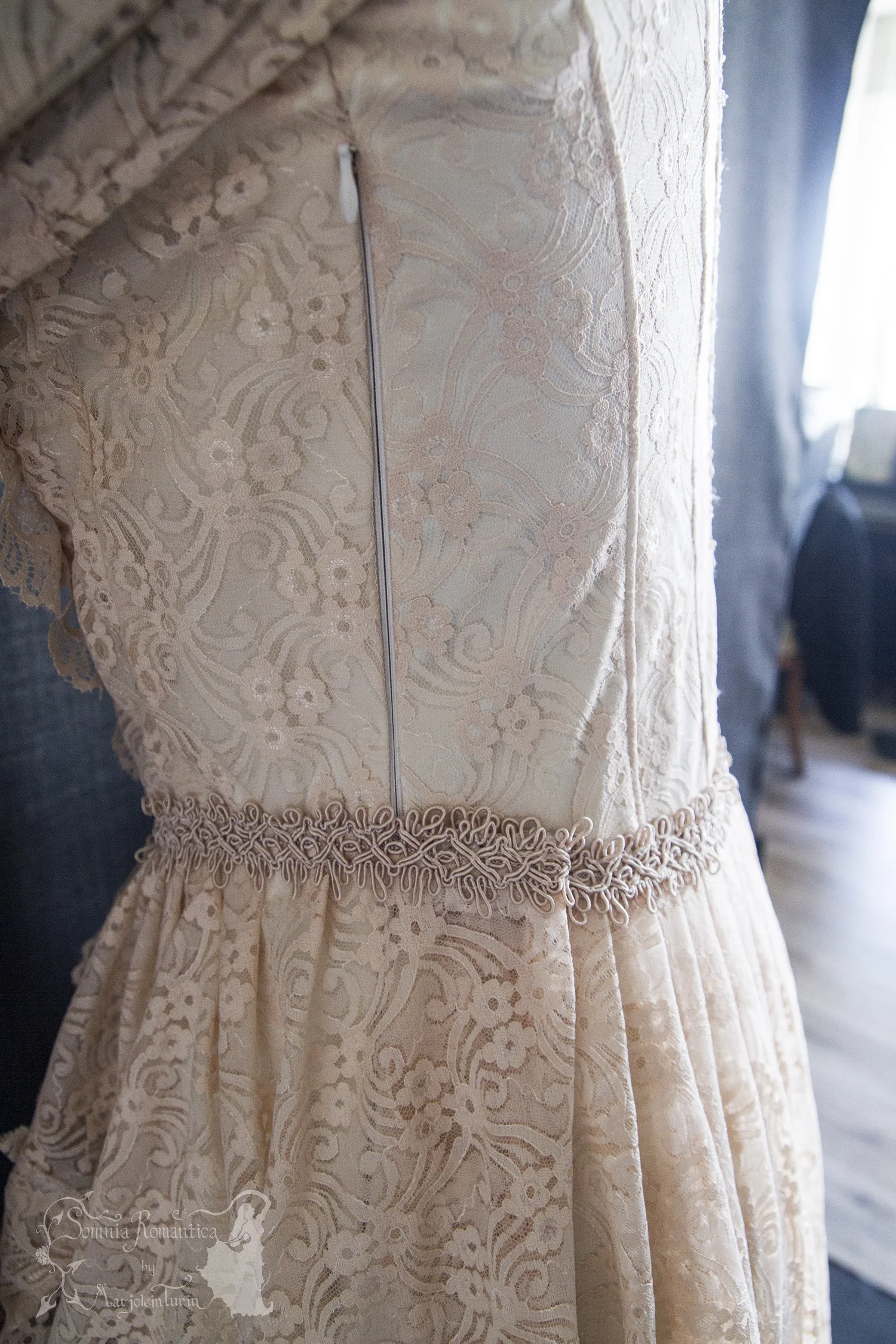 A1907DRLIVNU35vin-somnia-romantica-marjolein-turin-2019-07-jul-22-zipper-close.jpg