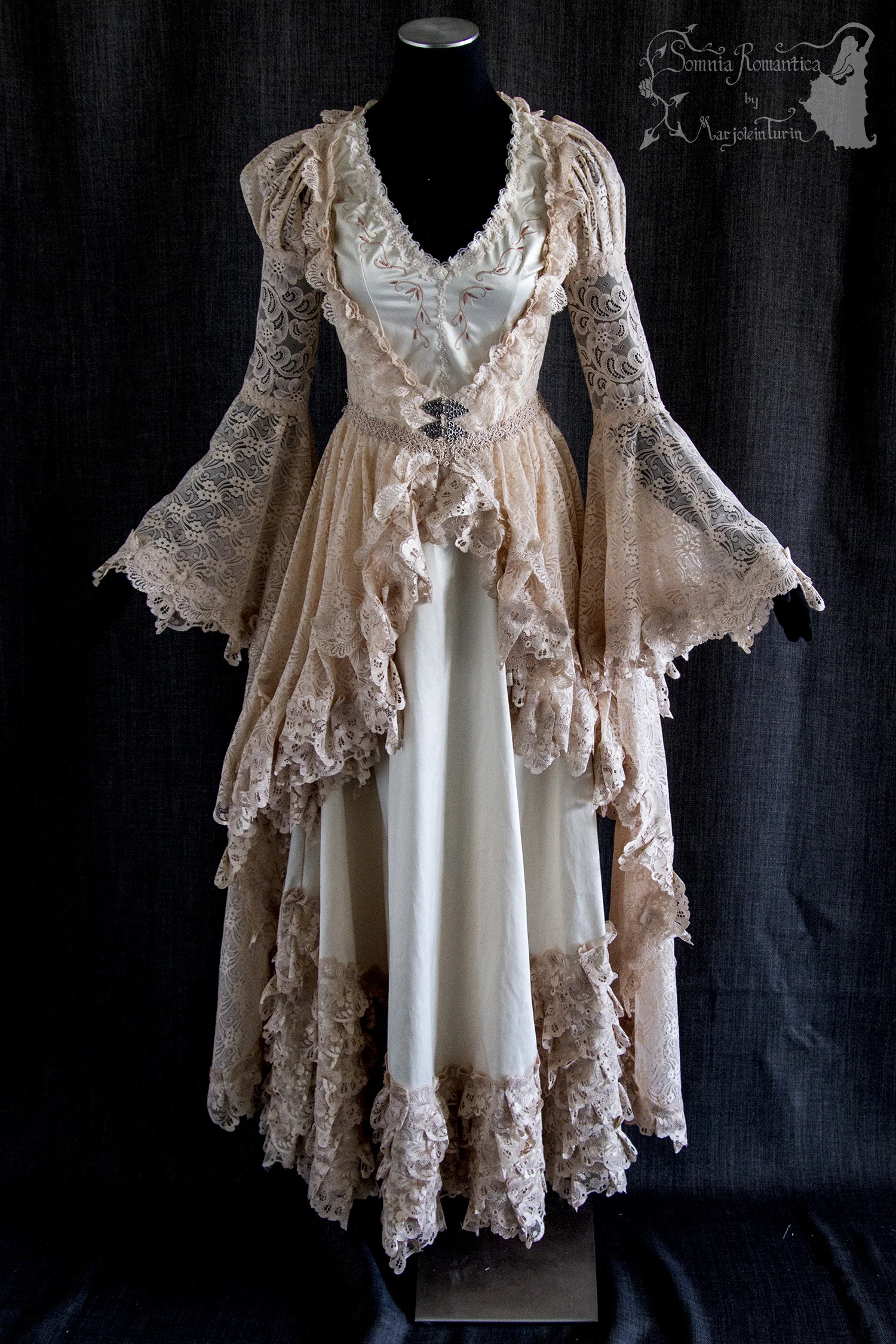 A1907DRLIVNU35vin-somnia-romantica-marjolein-turin-2019-07-jul-22-front.jpg