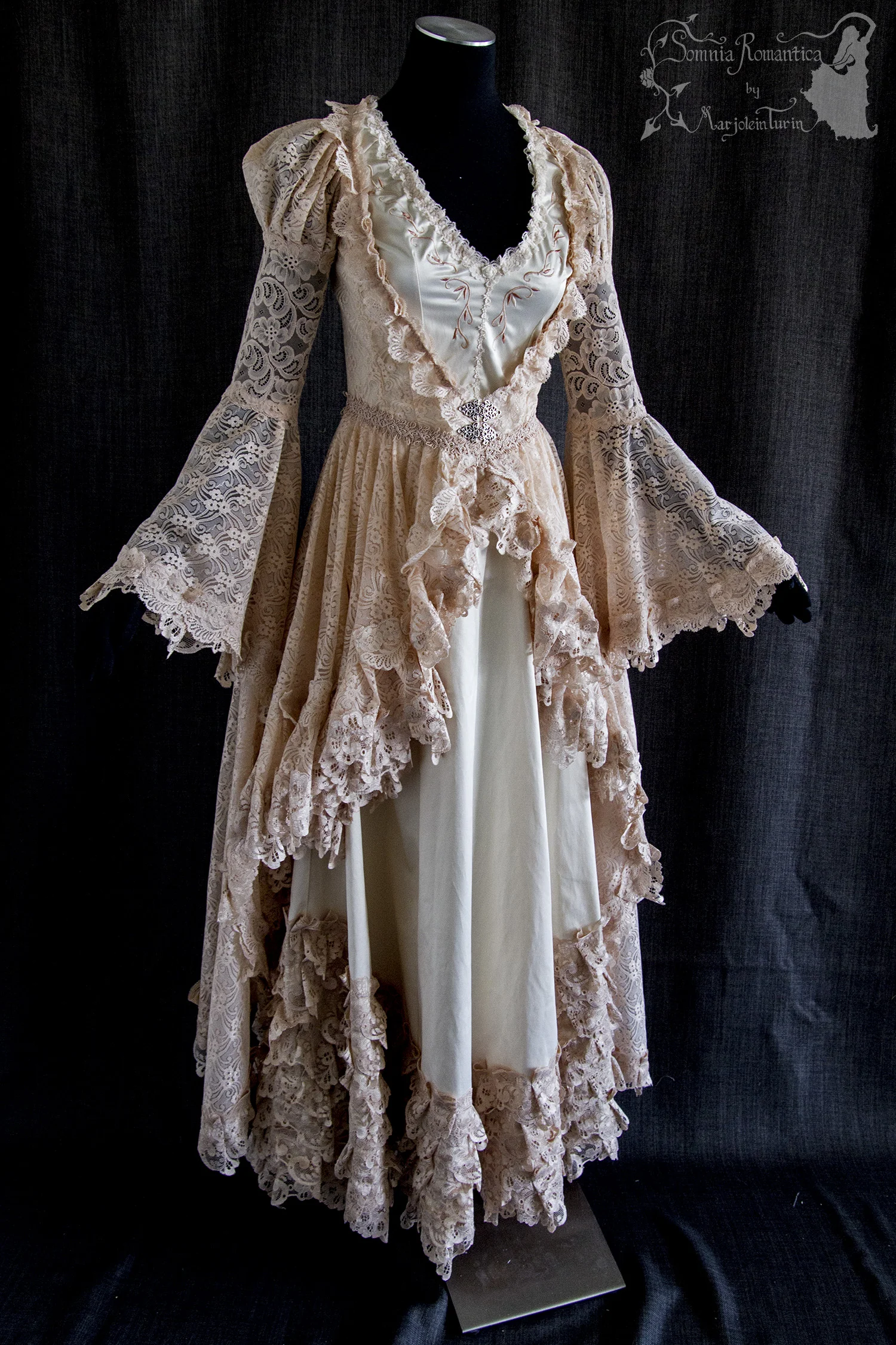 A1907DRLIVNU35vin-somnia-romantica-marjolein-turin-2019-07-jul-22-front-angle-2.jpg