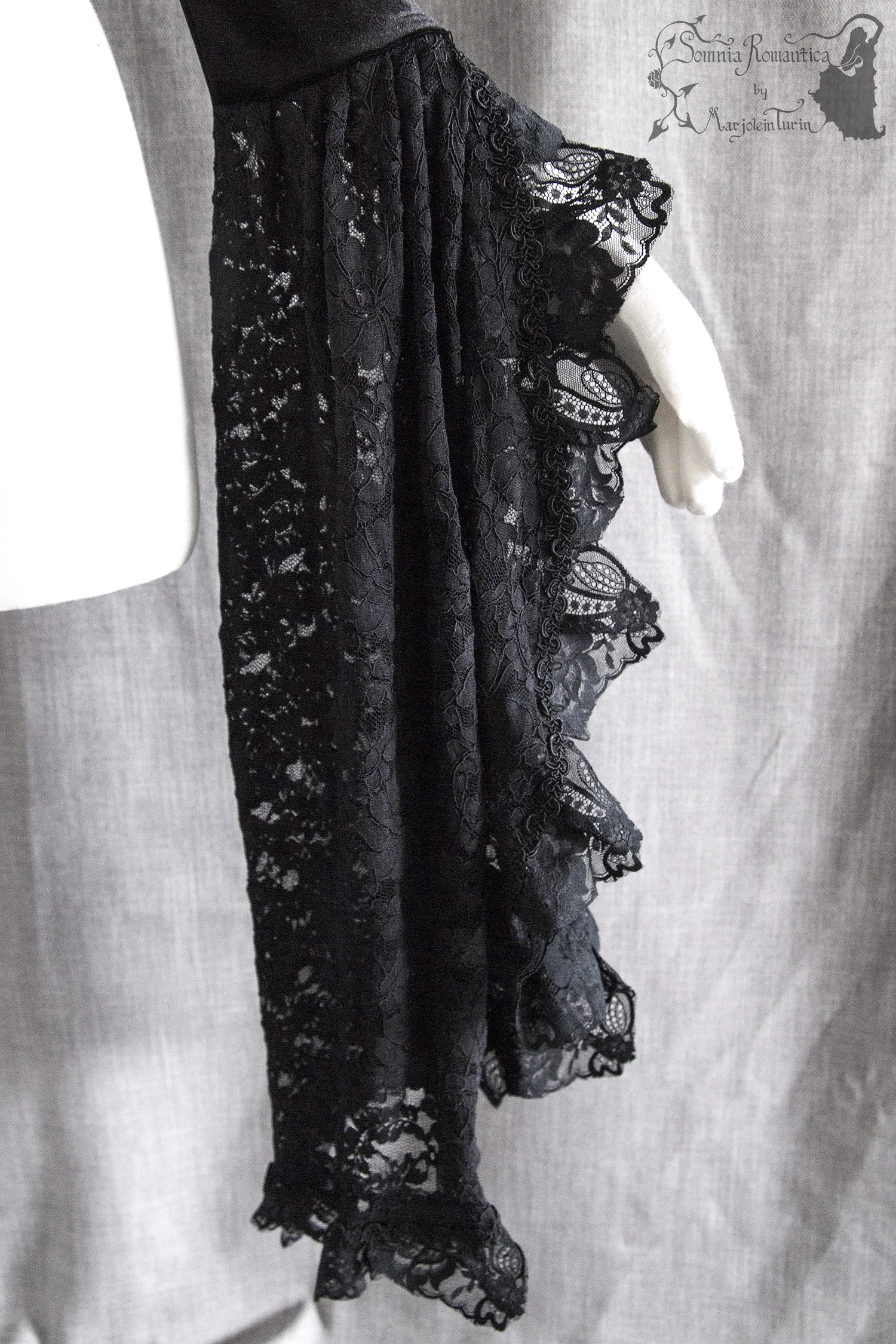 1908SHMBK37-somnia-romantica-marjolein-turin-2019-08-aug-16-sleeve-close.jpg