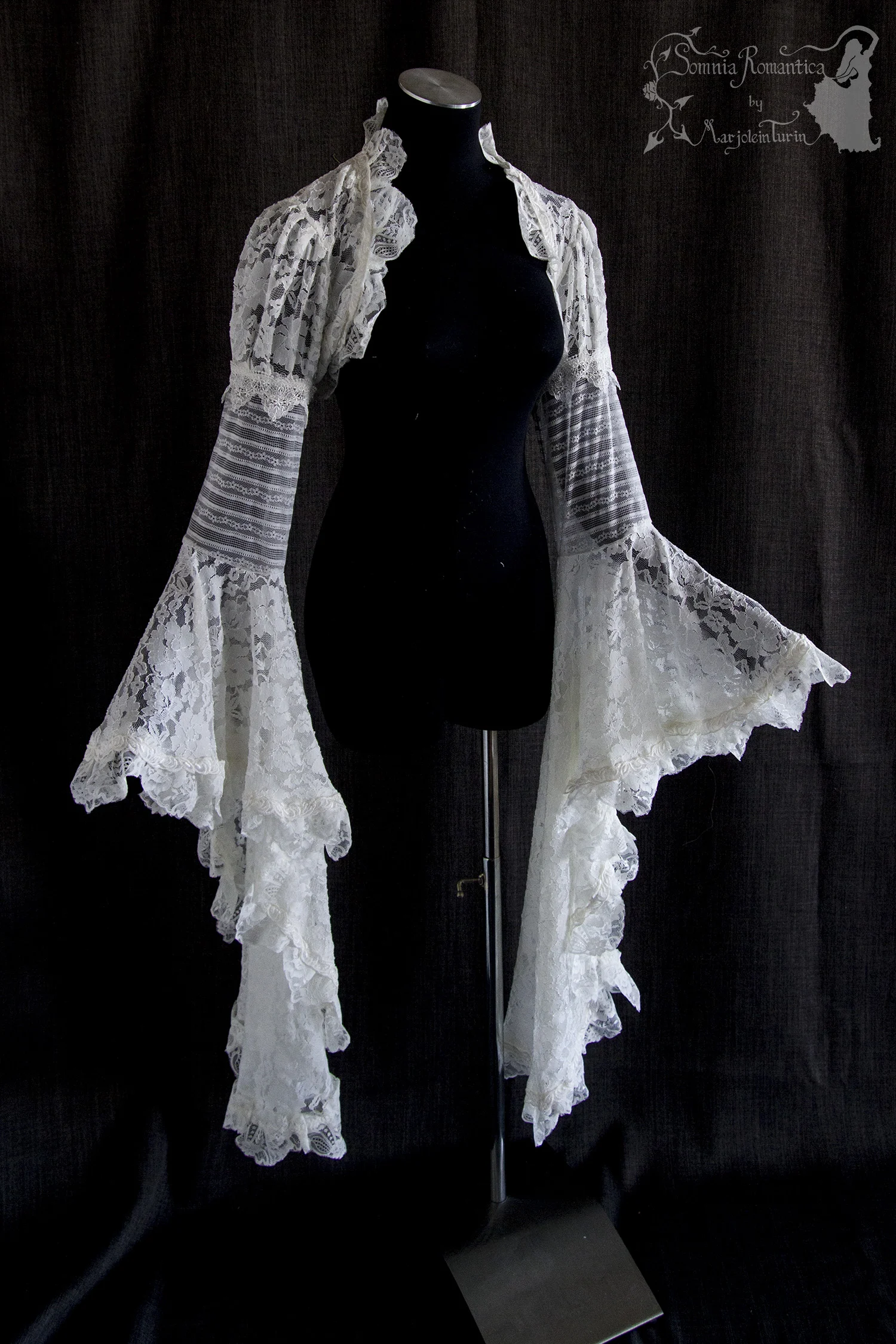 A1908SHLBK39-somnia-romantiva-marjolein-turin-2019-08-aug-26-front-angle.jpg