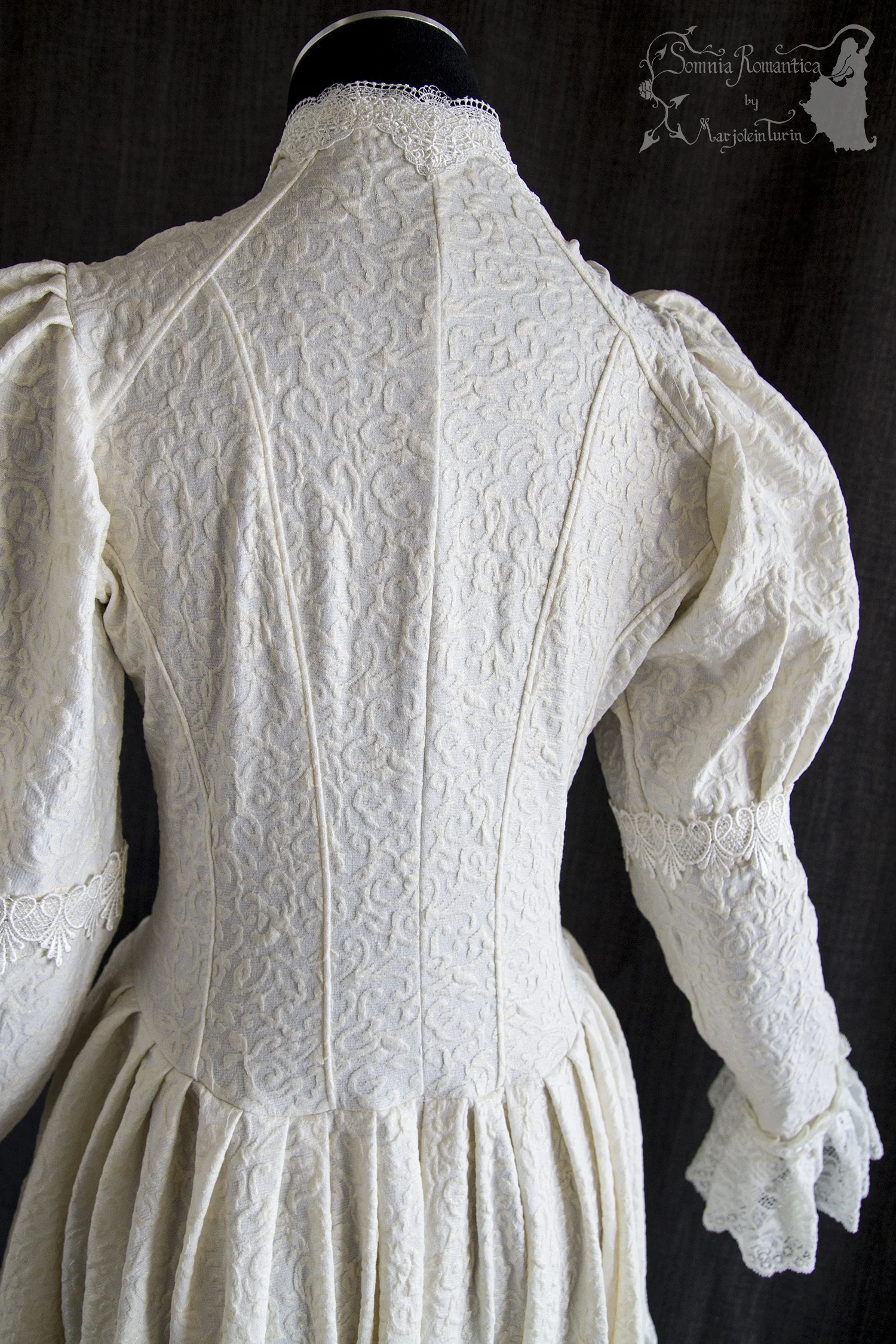 A1908WALIV38-somnia-romantica-marjolein-turin-2019-09-sep-02-back-close.jpg