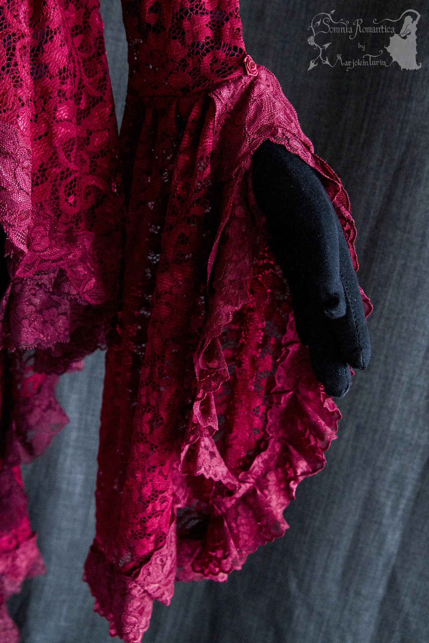 A1909WALRE37-somnia-romantica-marjolein-turin-2019-09-sep-06-sleeve-close.jpg