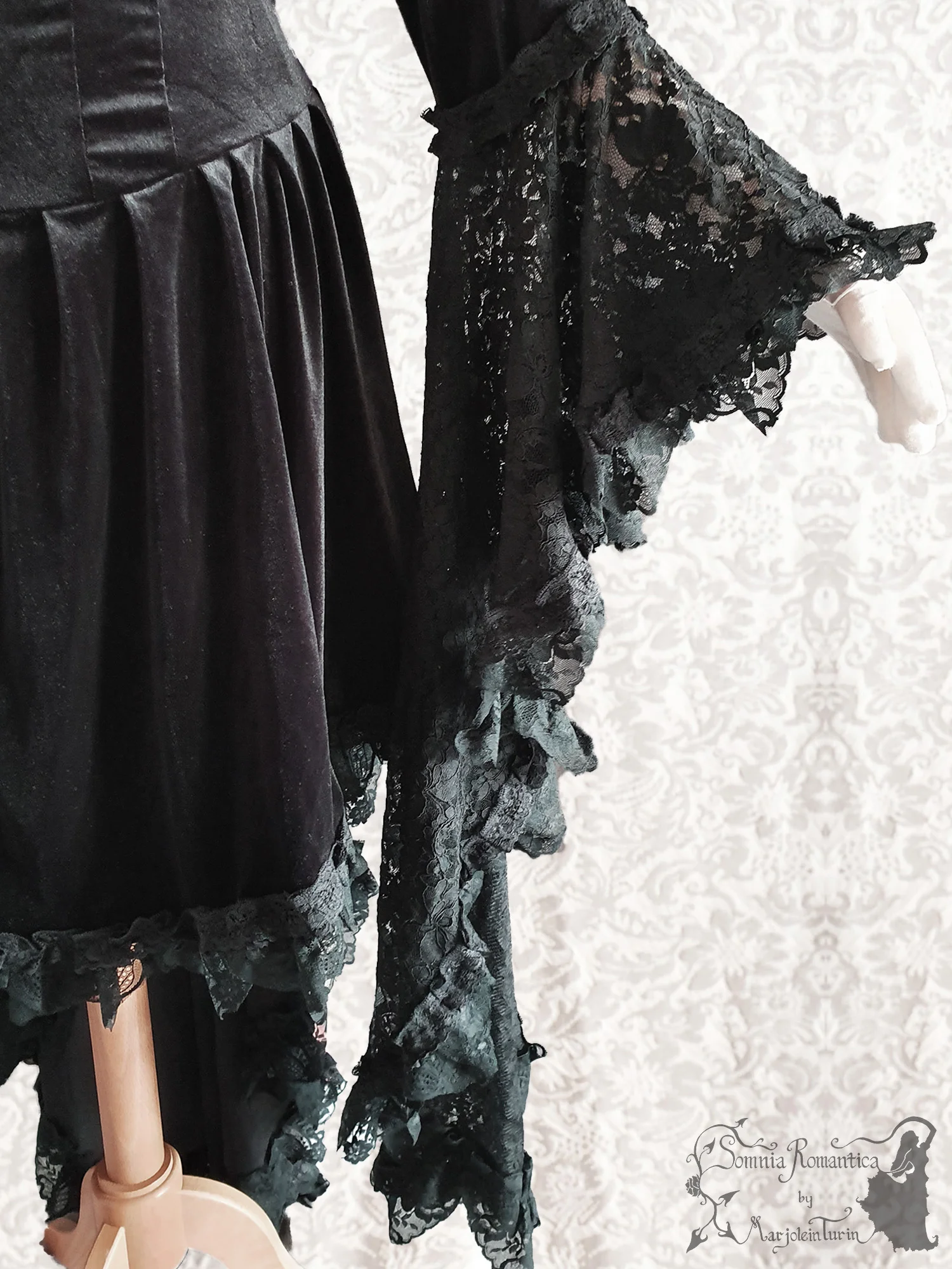 A1909DRMBK43-somnia-romantica-marjolein-turin-2019-09-sep-13-sleeve-close.jpg