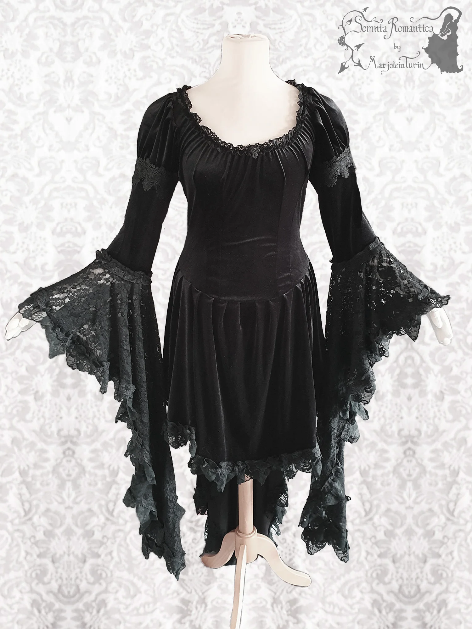A1909DRMBK43-somnia-romantica-marjolein-turin-2019-09-sep-13-front.jpg