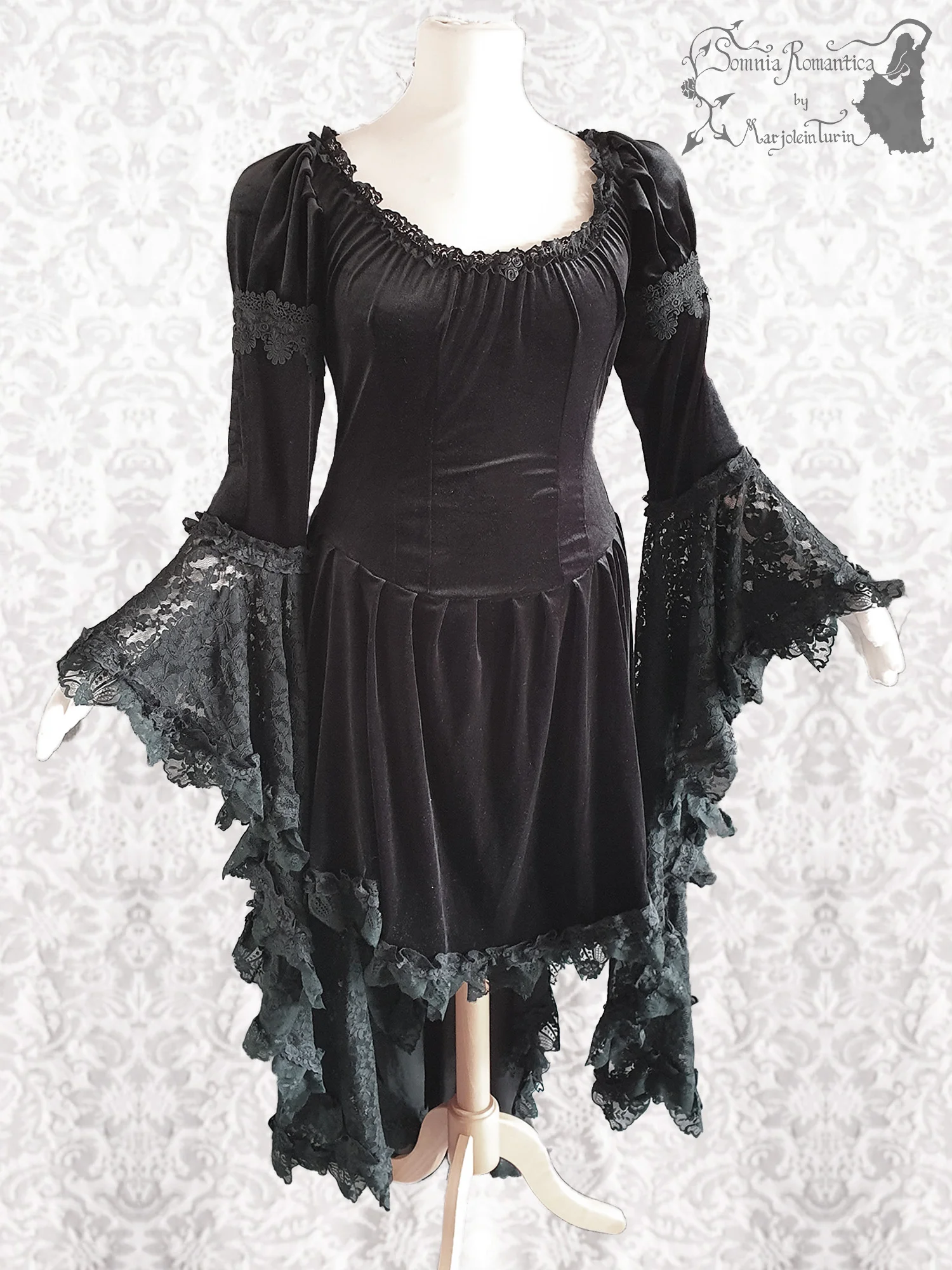 A1909DRMBK43-somnia-romantica-marjolein-turin-2019-09-sep-13-front-angle.jpg
