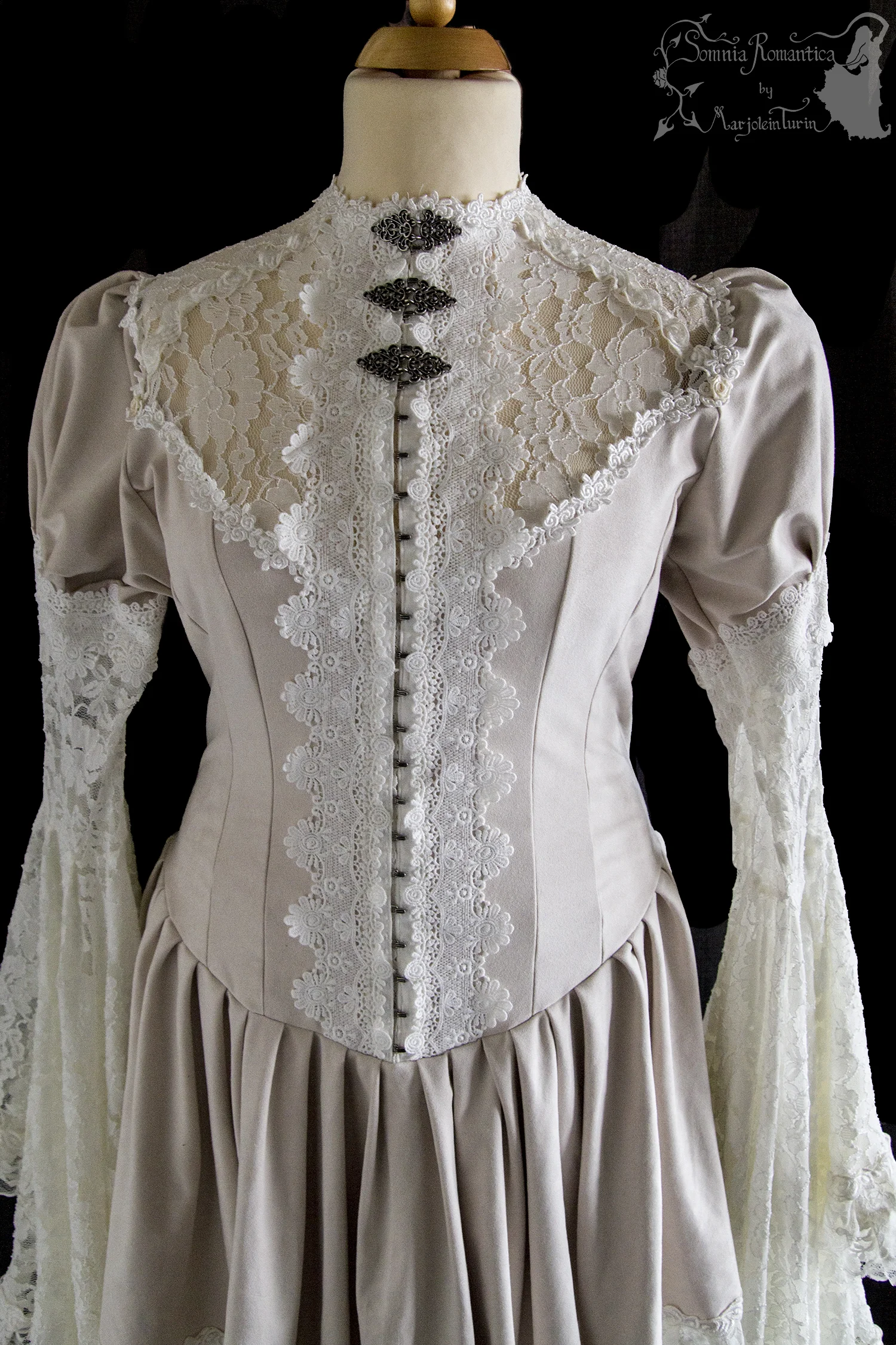 A1908DRMIV43-somnia-romantica-marjolein-turin-2019-09-sep-11-front-close.jpg