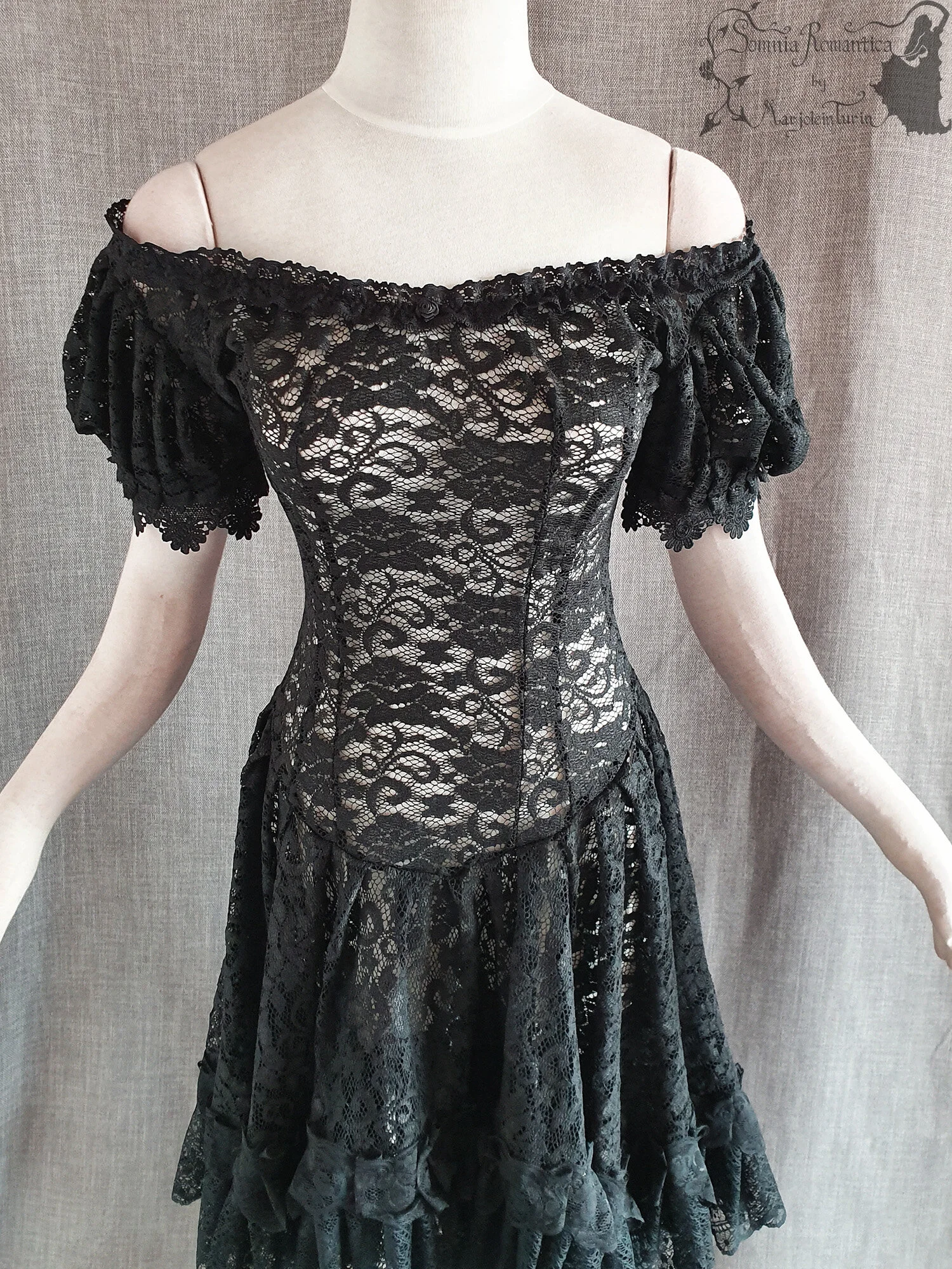 A1909DRMBKkant37-39-somnia-romantica-marjolein-turin-2019-09-sep-front-close-off-shoulder.jpg