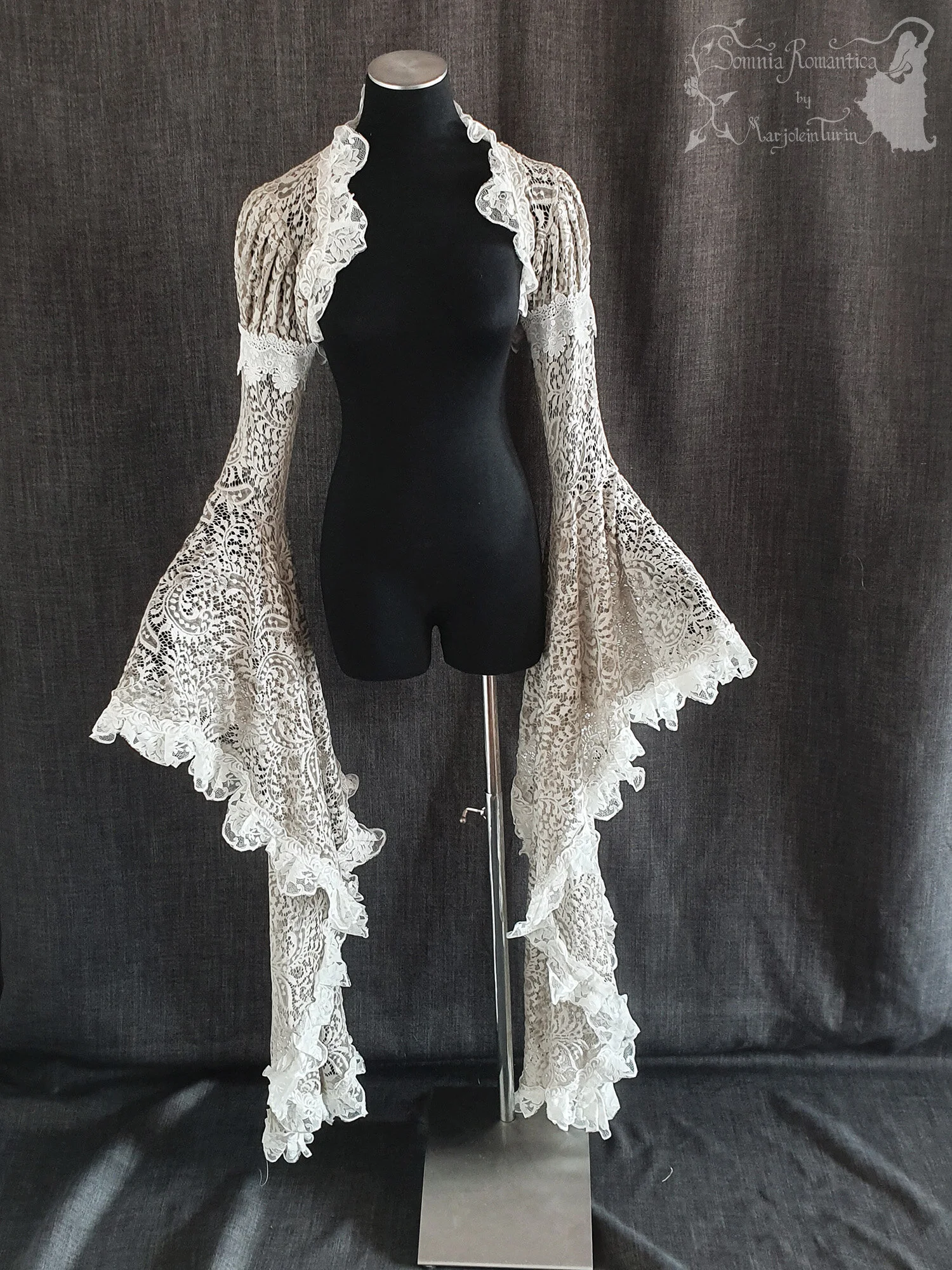 A1909SHXBE38-somnia-romantica-marjolein-turin-2019-09-sep-12-front.jpg