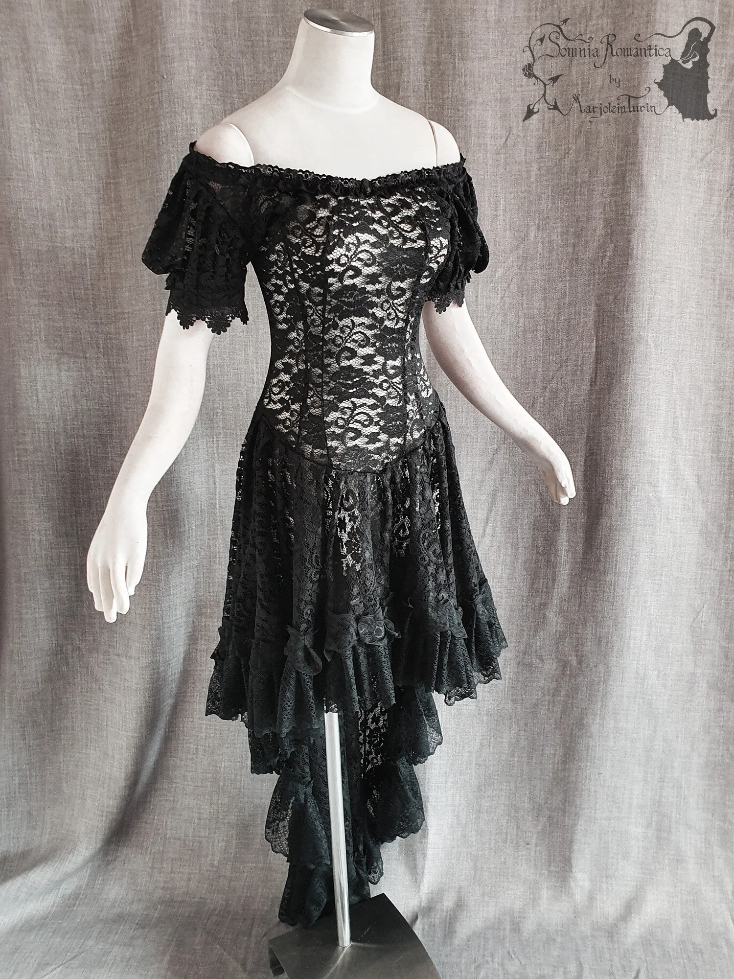 A1909DRMBKkant37-39-somnia-romantica-marjolein-turin-2019-09-sep-front-angle-off-shoulder.jpg