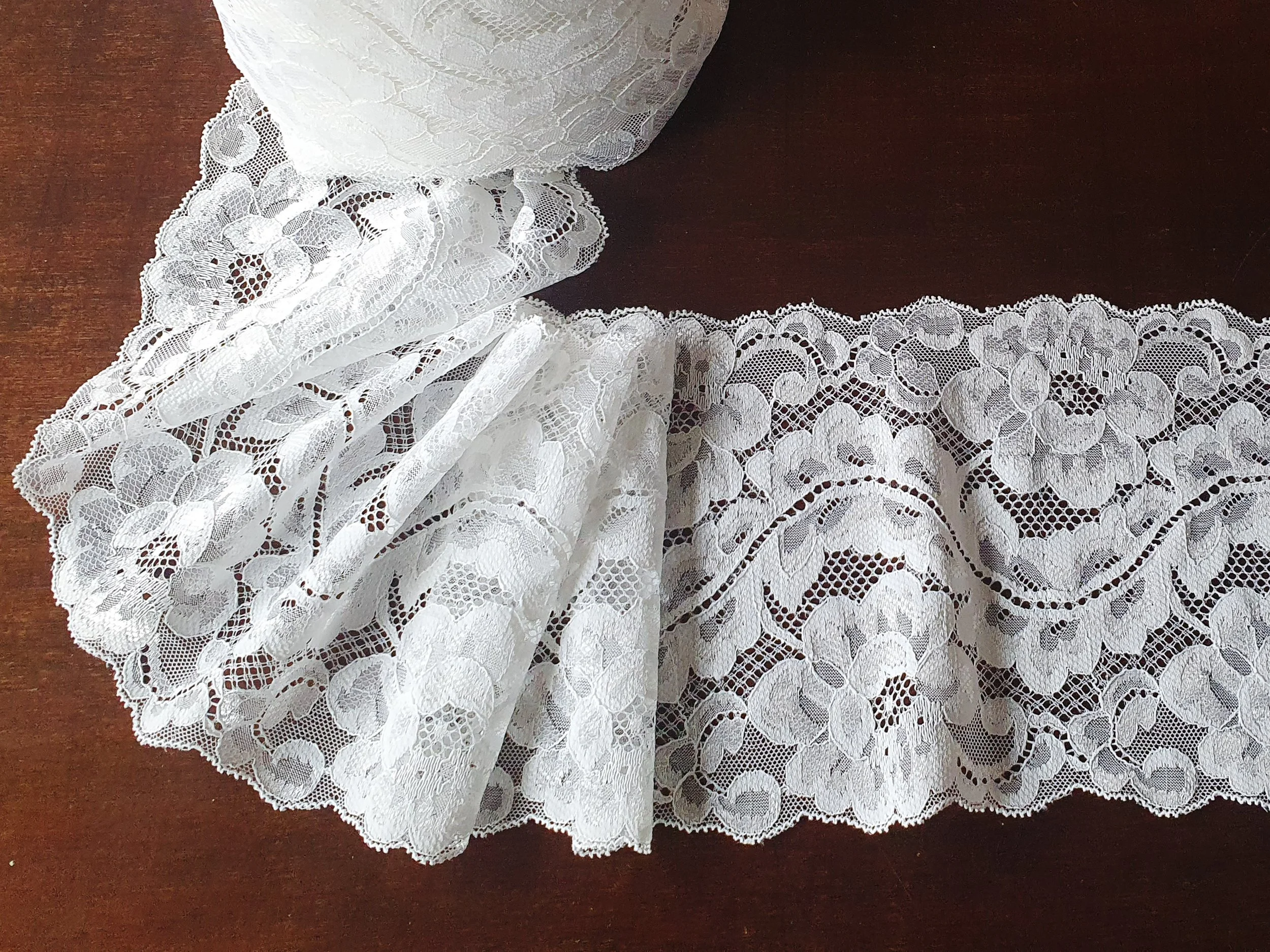 12 yards (11 meter) off white lace
