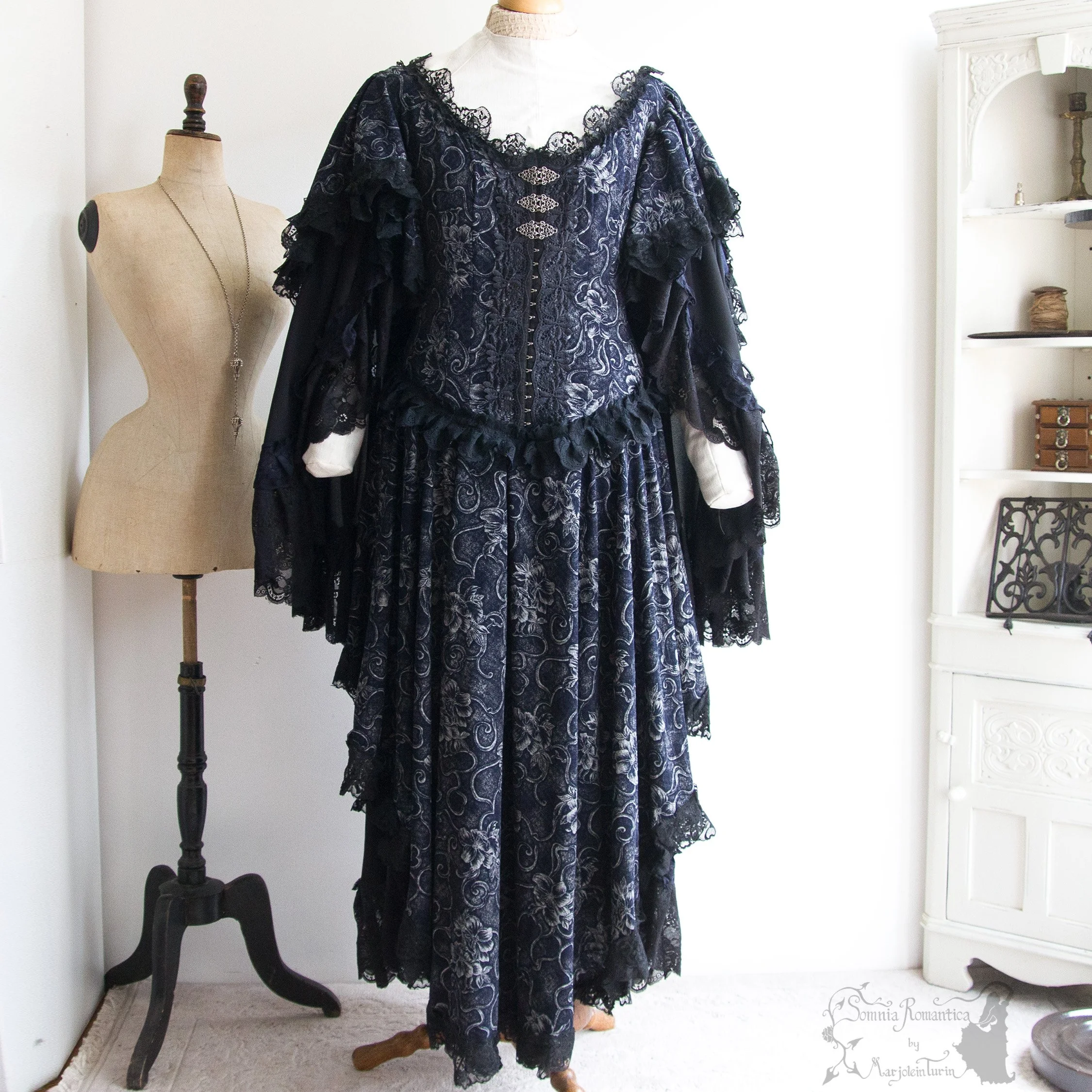 2412DRLBKBL47-somnia-romantica-marjolein-turin-2024-12-dec-05-19.jpg