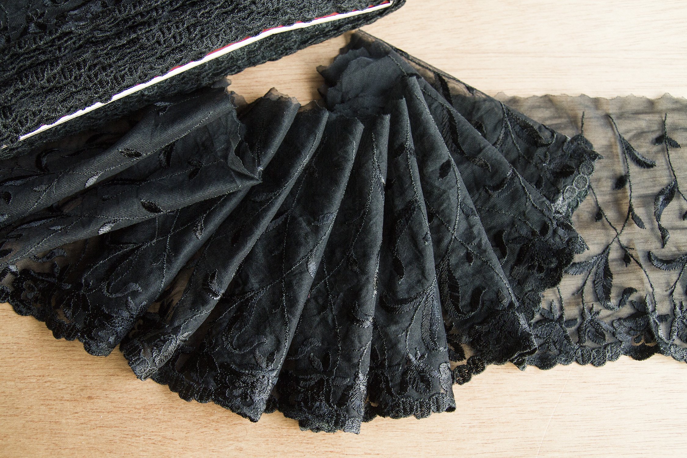 L1903KB-BK-gaas-1zijdig-bloemen-blaadjes-somnia-lace-supplies-2019-03-mar-pleat.jpg