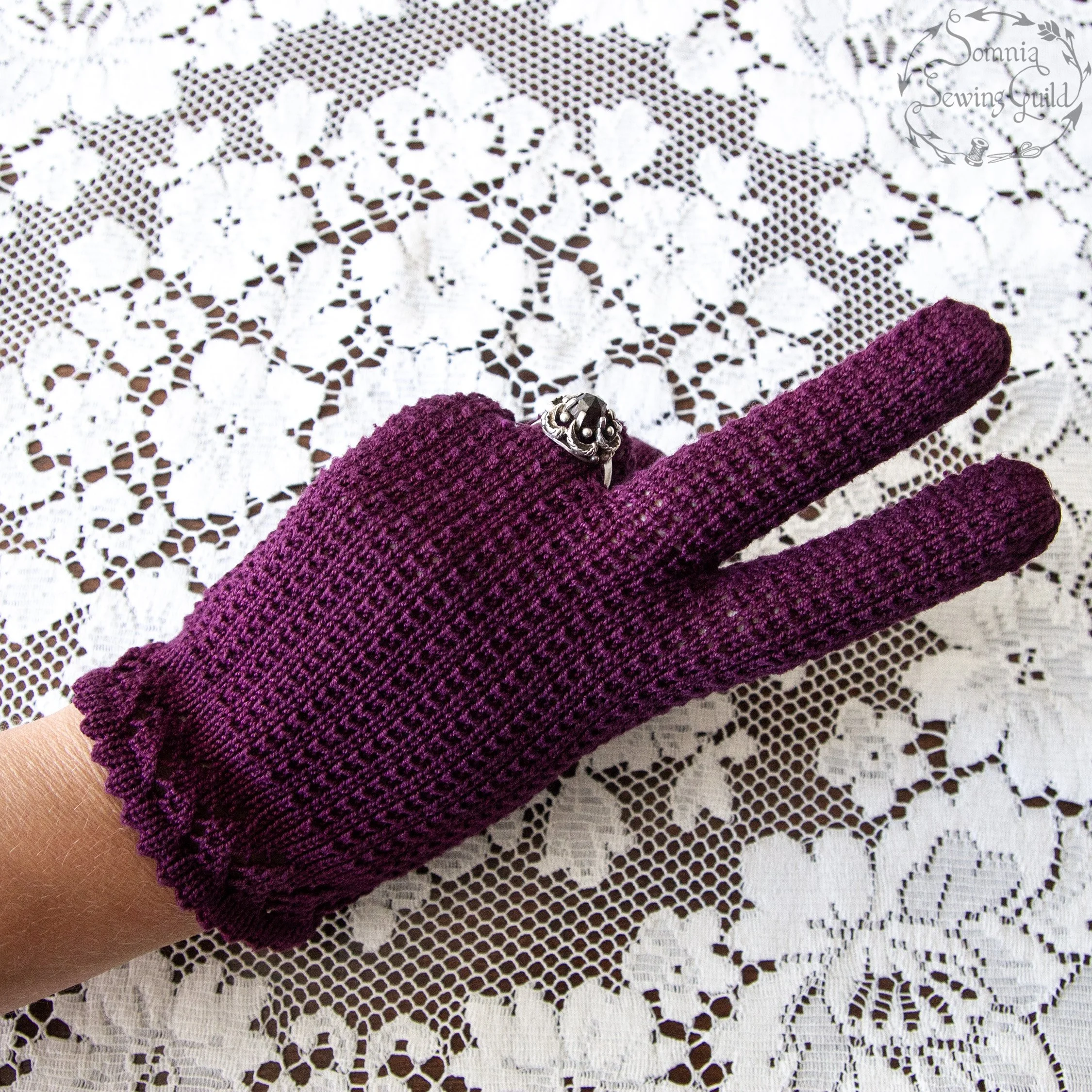 somnia-sewing-guild-gloves-vintage-purple-008-26-08-07-09.jpg