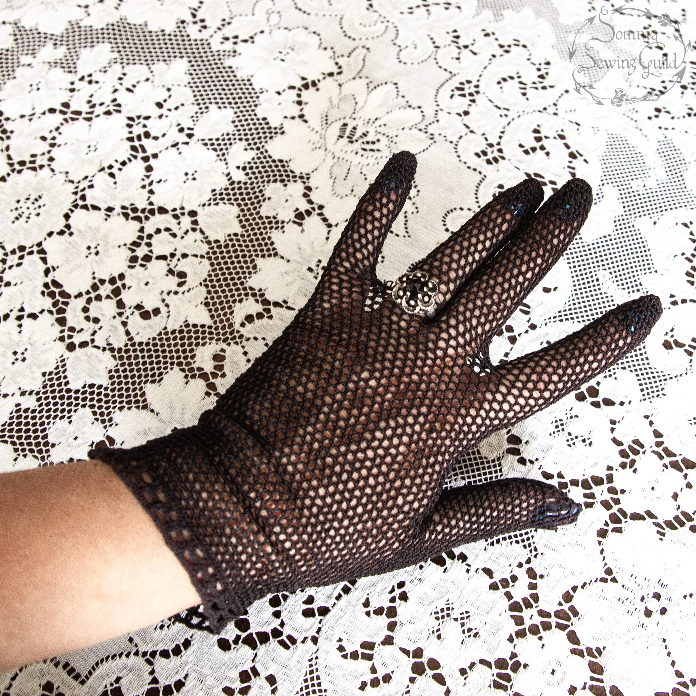 somnia-sewing-guild-gloves-vintage-black-002-26-05-15-14.jpg