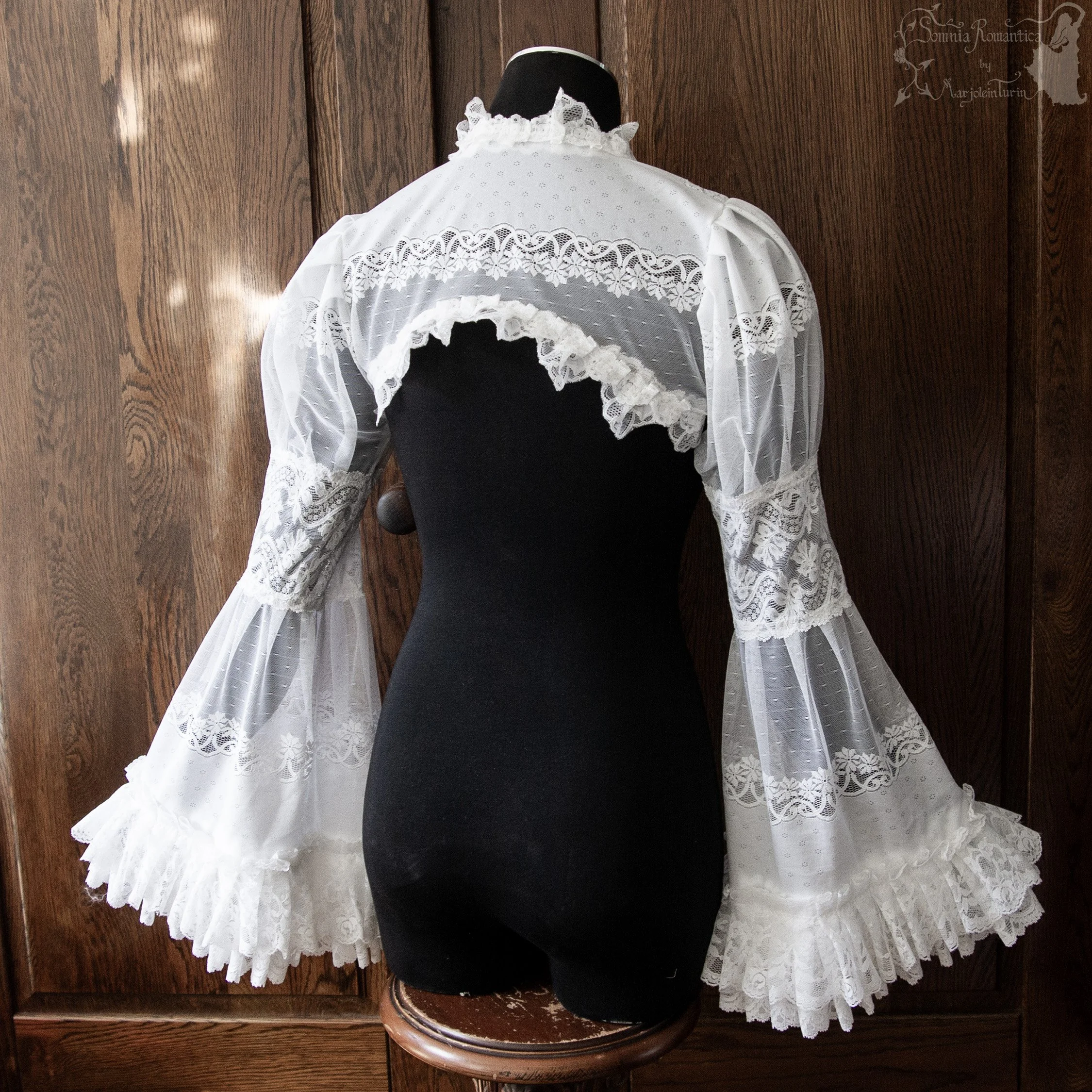 Shrug white lace, back