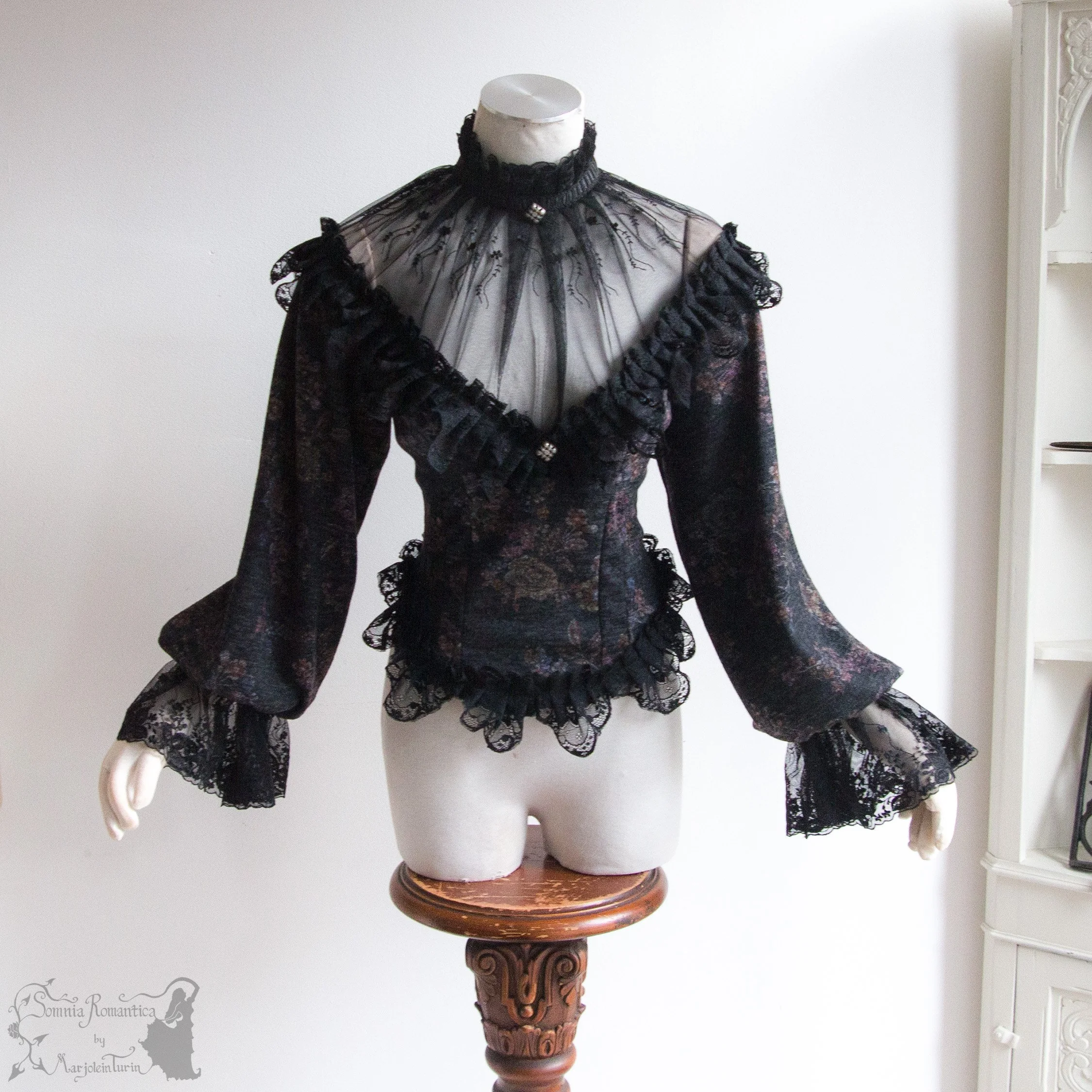 Top floral, lace neckline, (S-)M, sundry designs 2026