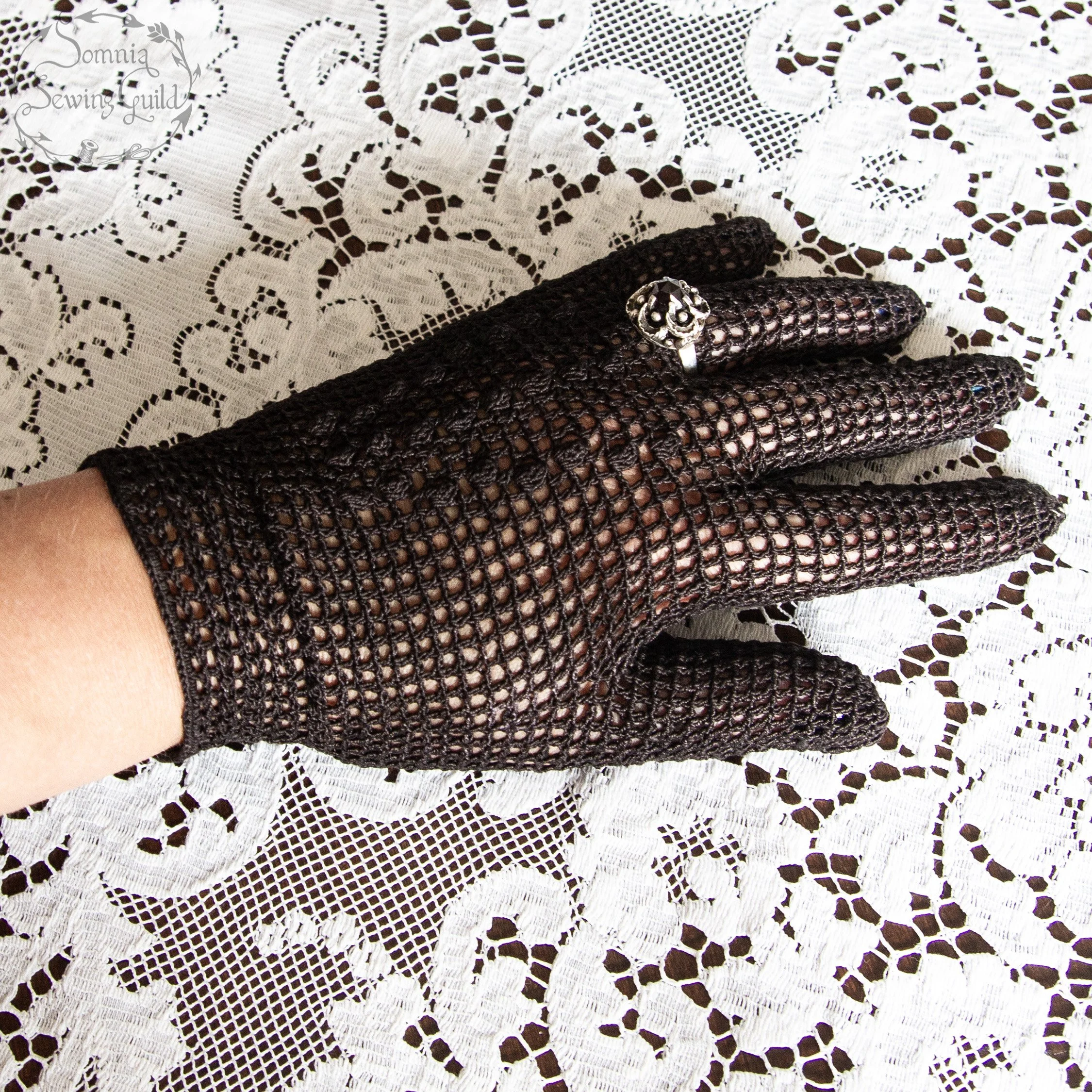 somnia-sewing-guild-gloves-vintage-black-001-26-05-15-10.jpg