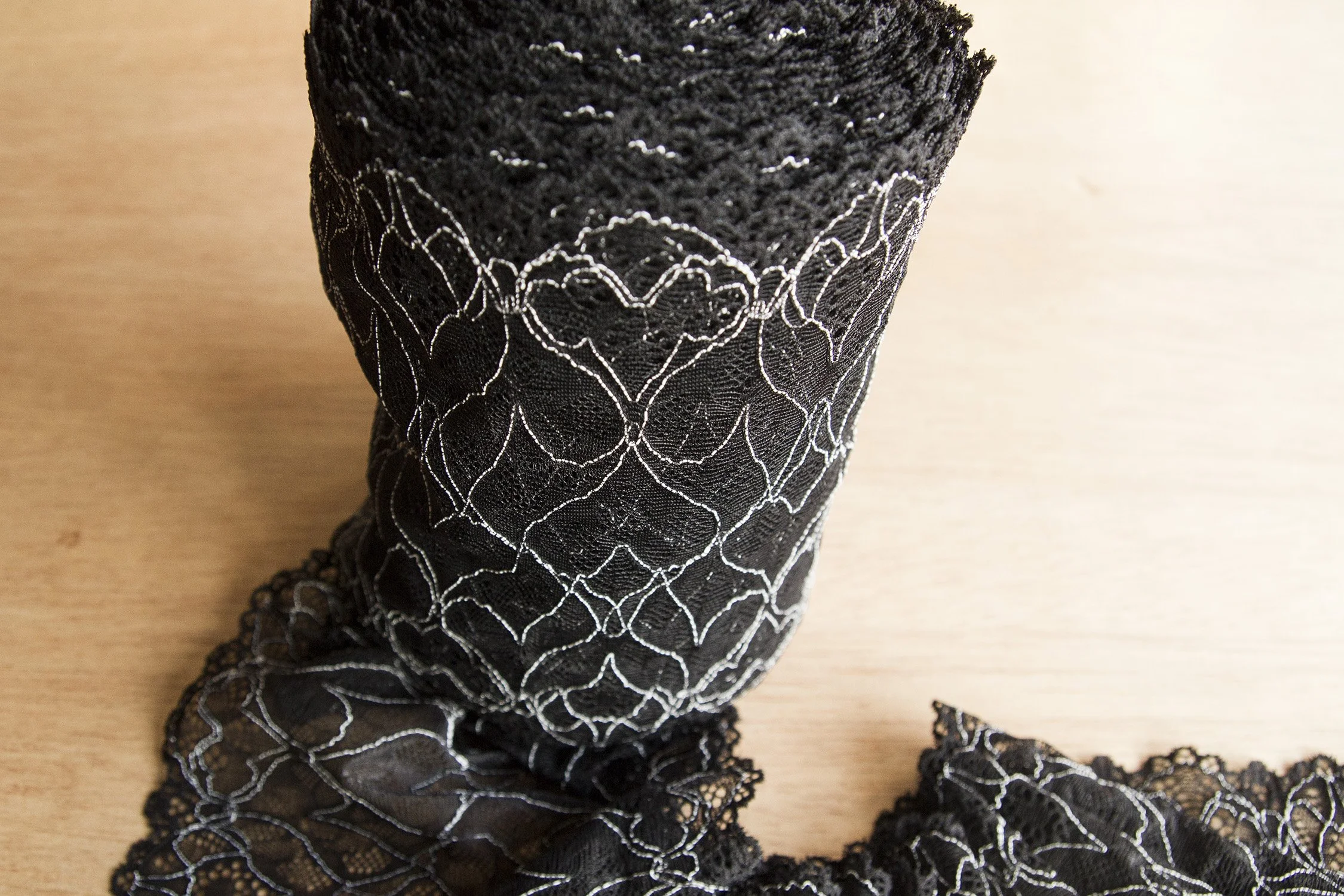 L1903KB-BKWH-hearts-somnia-lace-supplies-2019-03-mar-roll.jpg