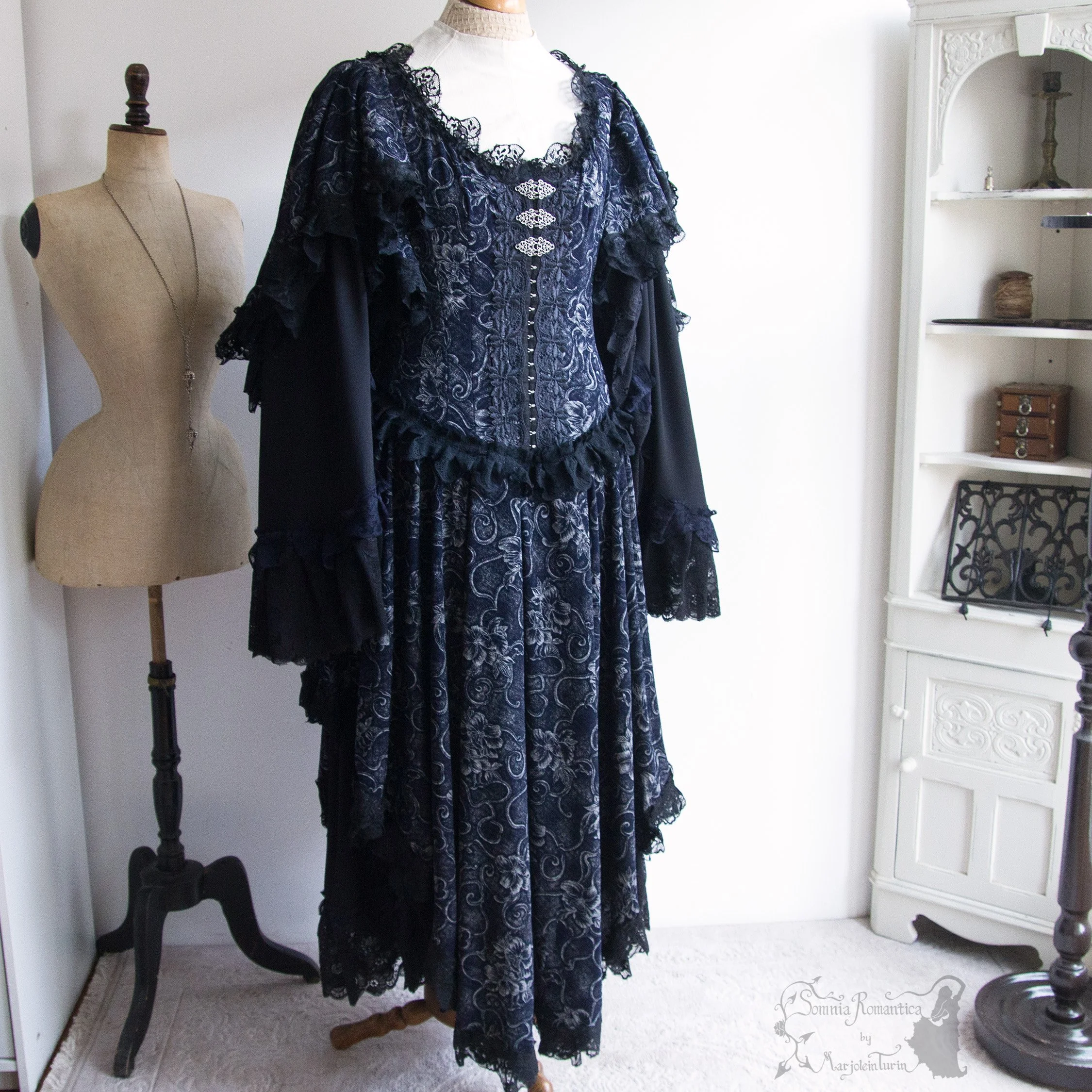 2412DRLBKBL47-somnia-romantica-marjolein-turin-2024-12-dec-05-21.jpg