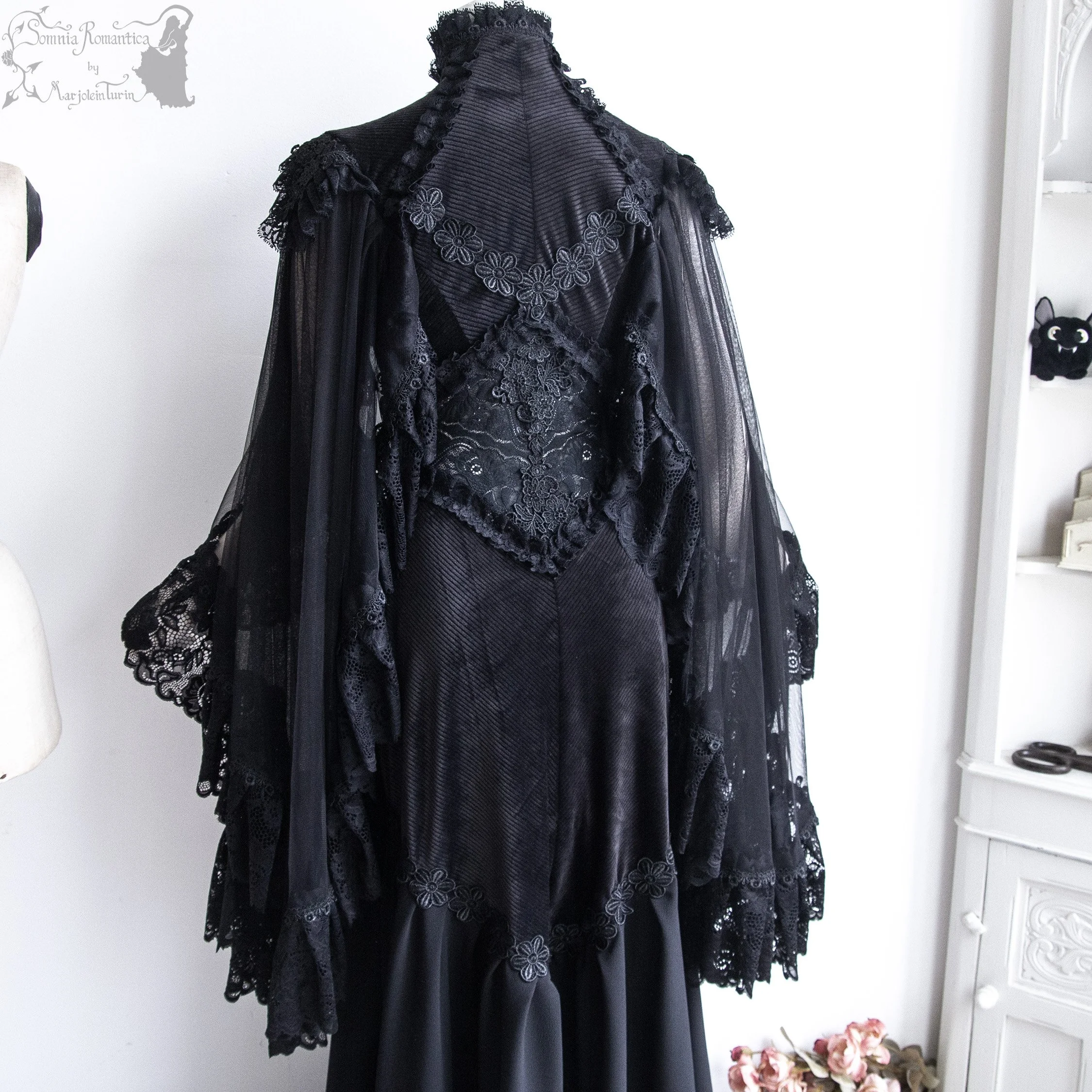 somnia-romantica-2610DRLBK37-2026-10-okt-06-19.jpg