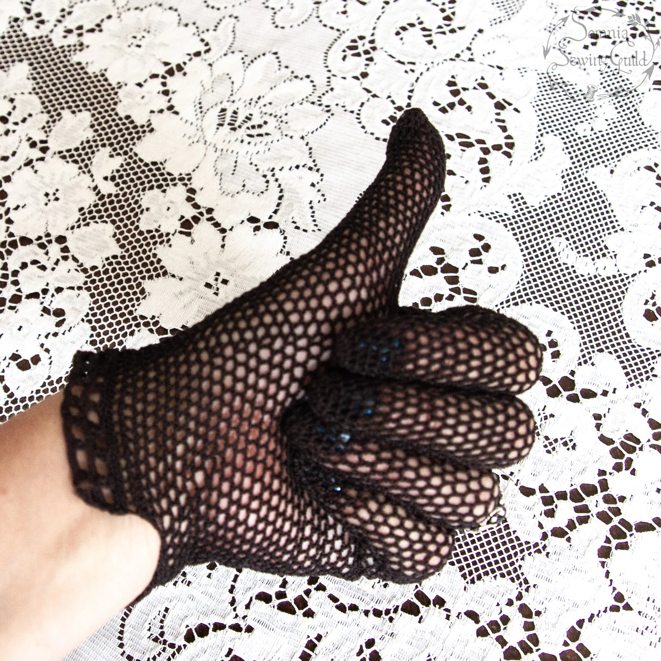 somnia-sewing-guild-gloves-vintage-black-002-26-05-15-15.jpg