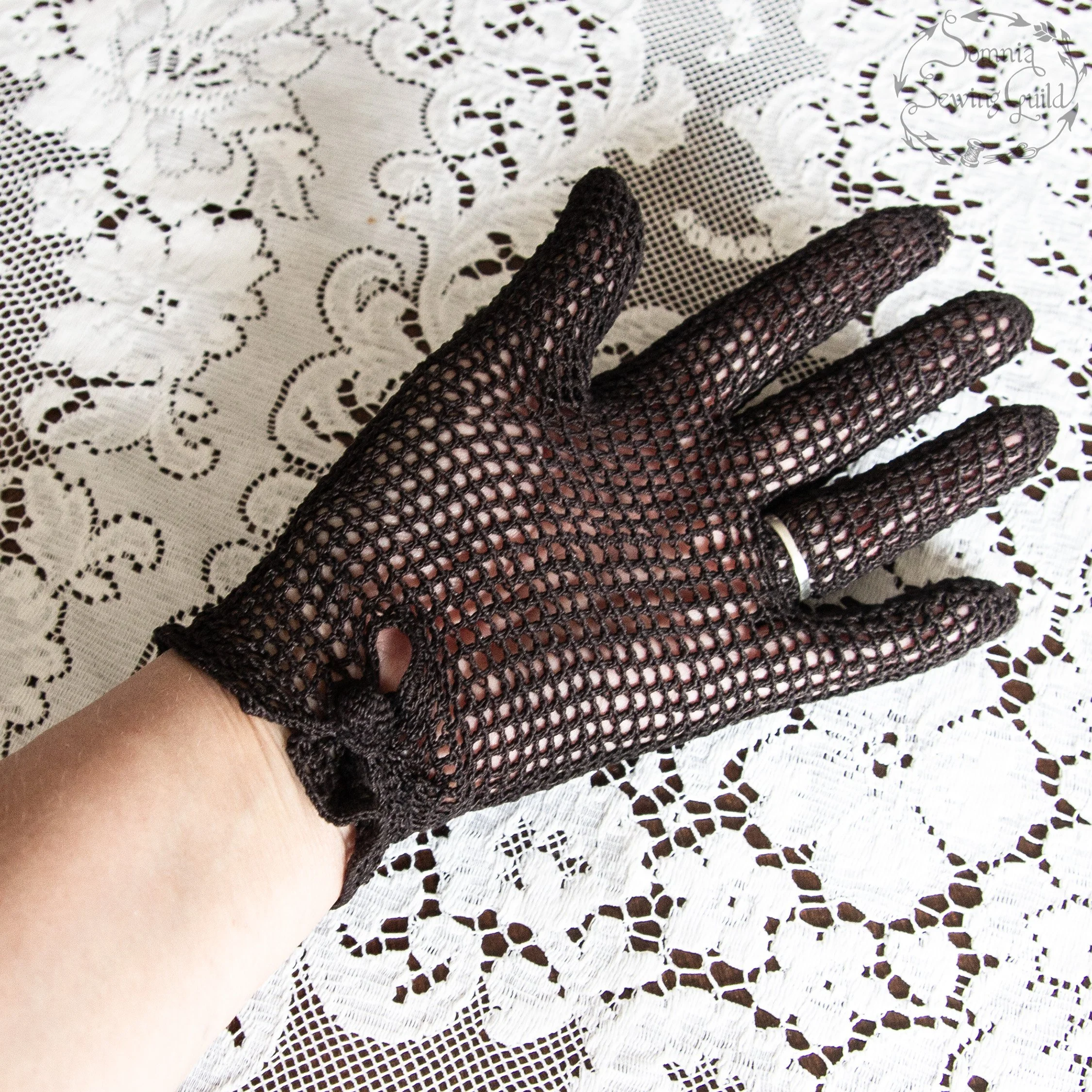 somnia-sewing-guild-gloves-vintage-black-001-26-05-15-12.jpg