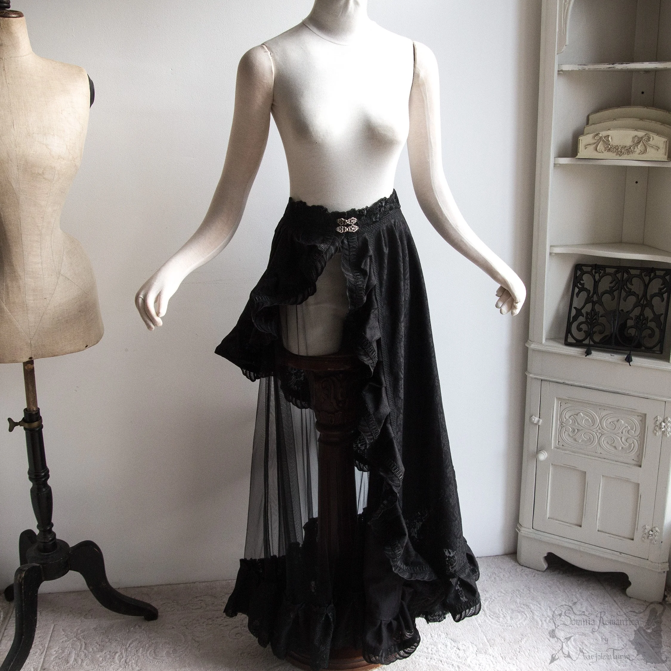2512TPLBK36-somnia-romantica-marjolein-turin-2025-12-dec-11-17.jpg