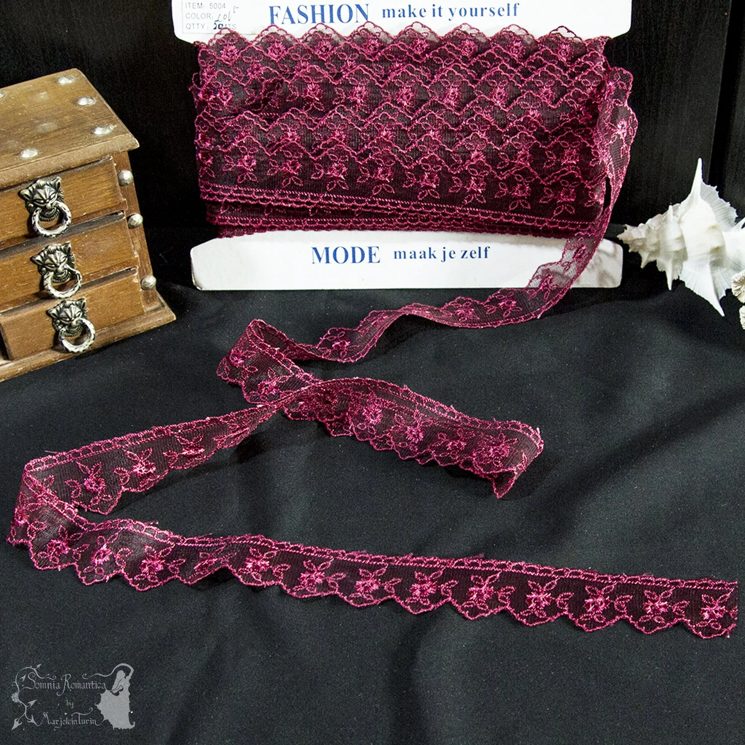 2018-11-16-wine-red-lace-trim-somnia-romantica-marjolein-turin-cover.jpg