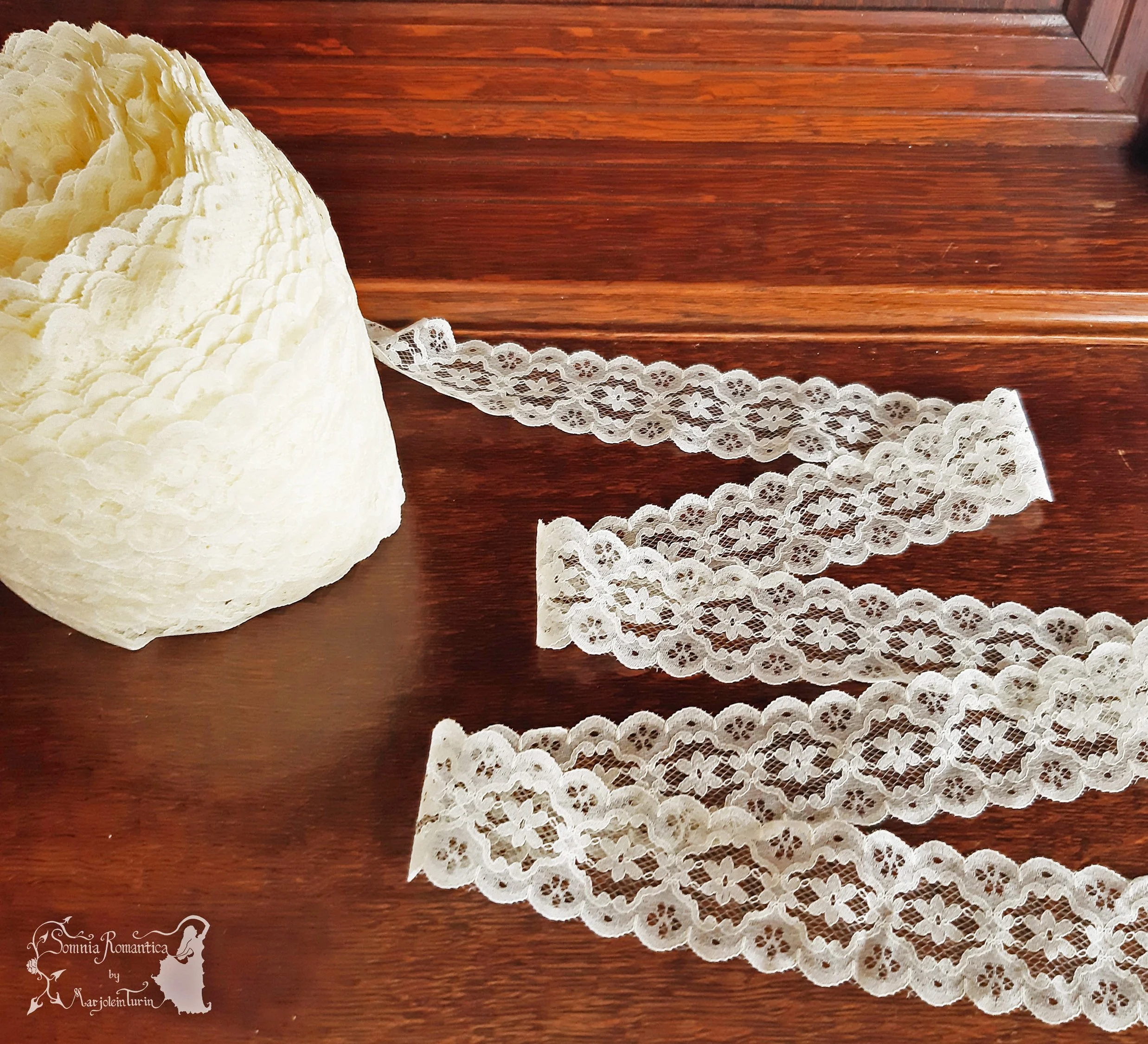 11 yards (10 meter) pale yellow vintage lace, width 1 3/4 inch (4,5 cm)