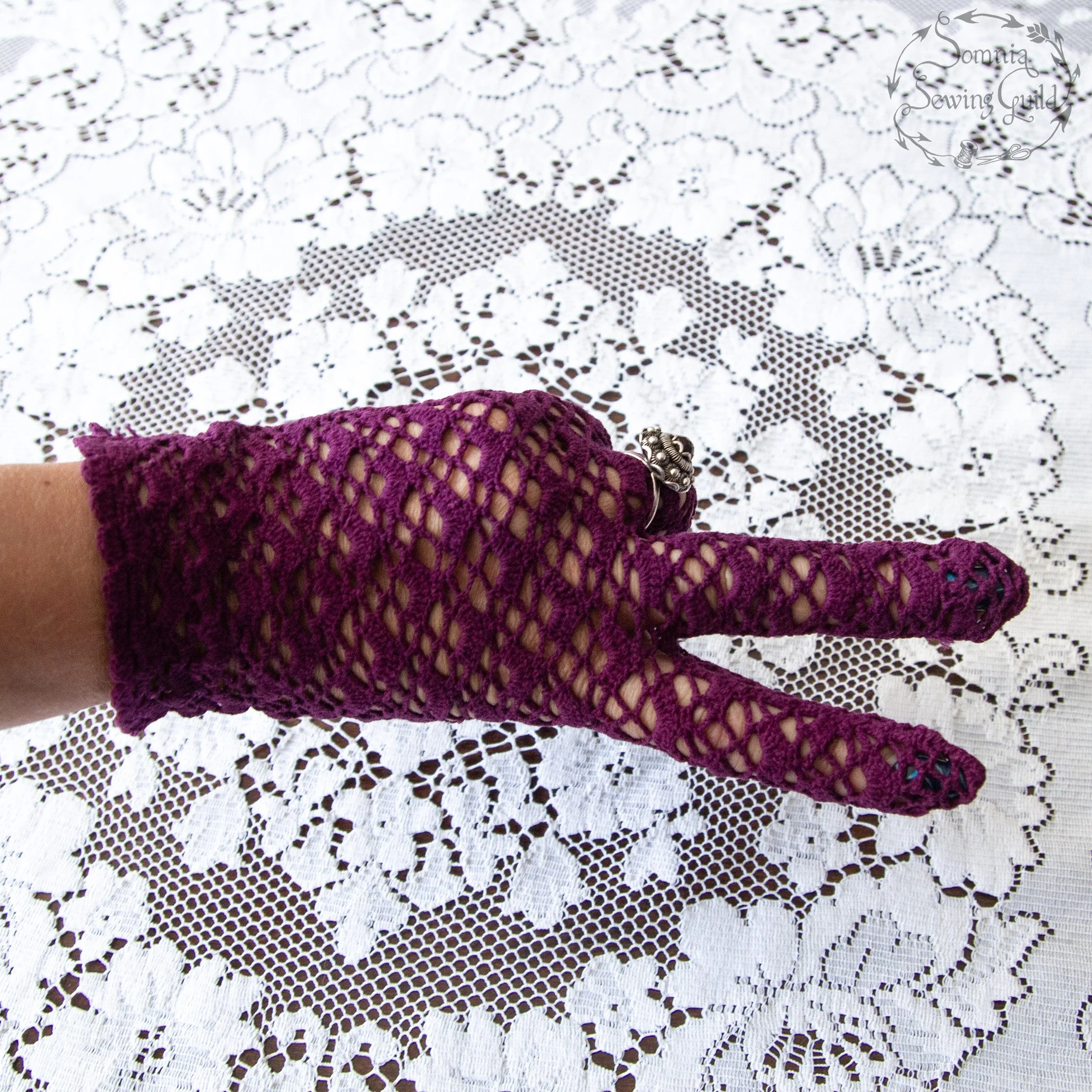 somnia-sewing-guild-gloves-vintage-purple-009-26-08-07-08.jpg