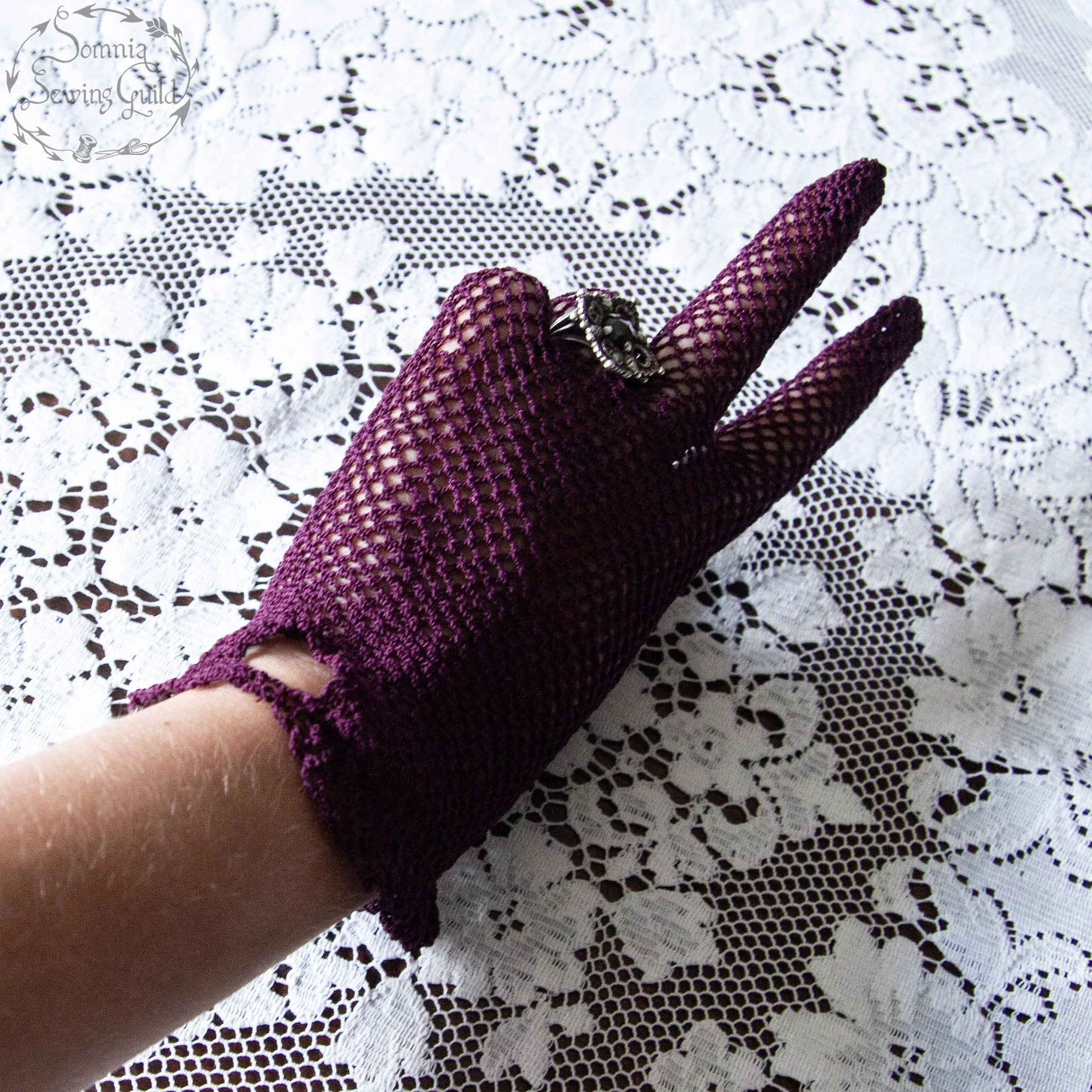 somnia-sewing-guild-gloves-vintage-purple-011-26-08-07-10.jpg