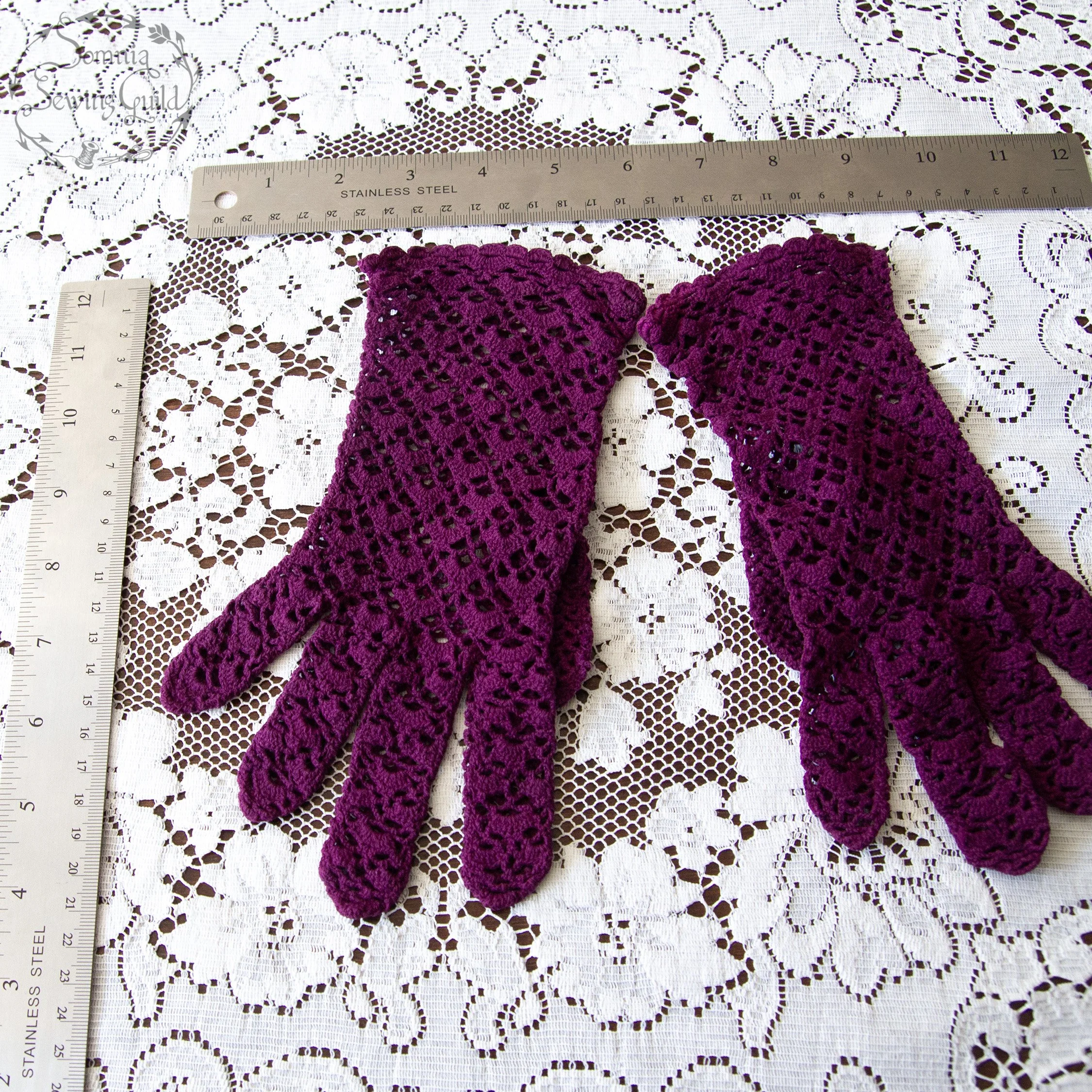 somnia-sewing-guild-gloves-vintage-purple-009-26-08-07-06.jpg