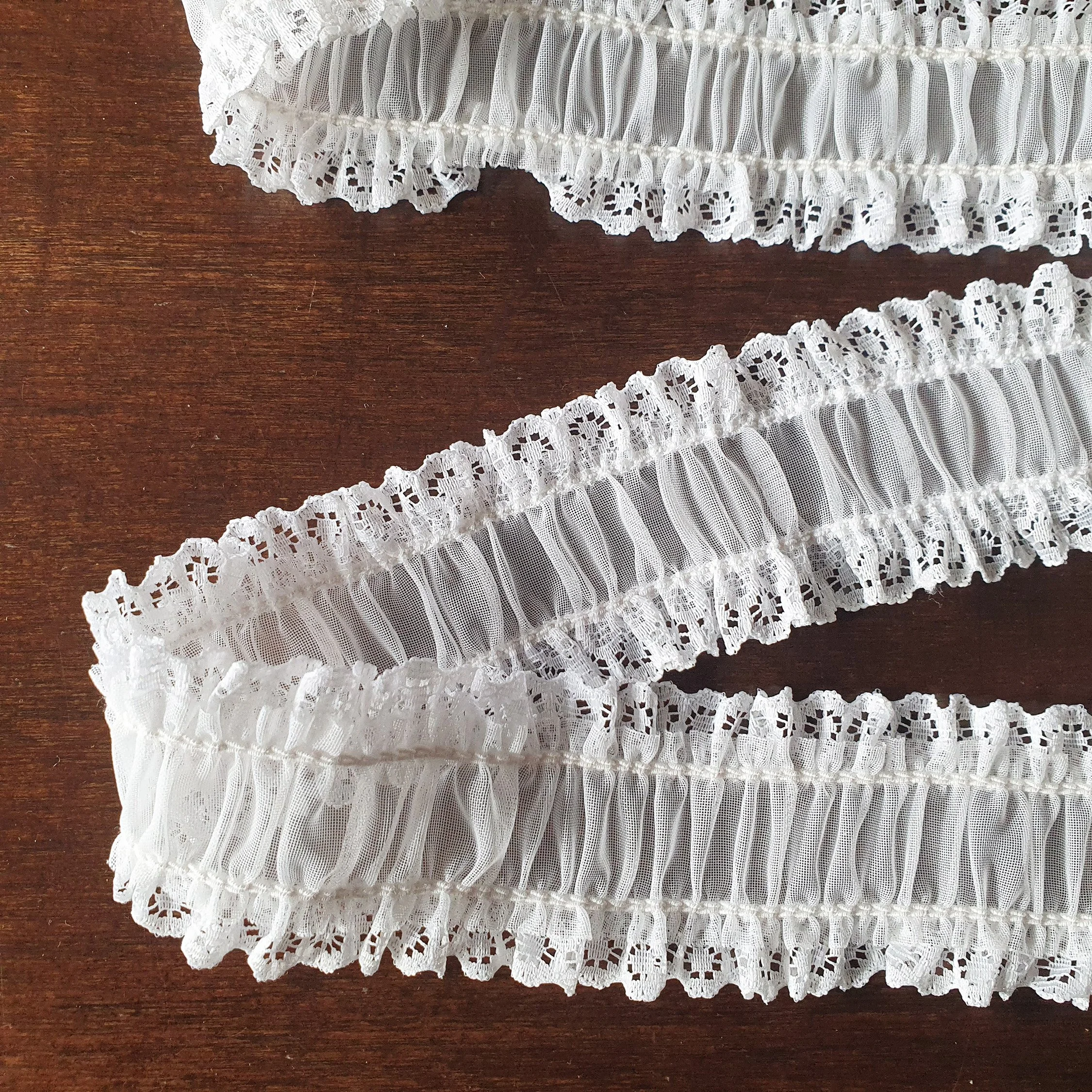 10 yards vintage white lace , inch (  cm) wide