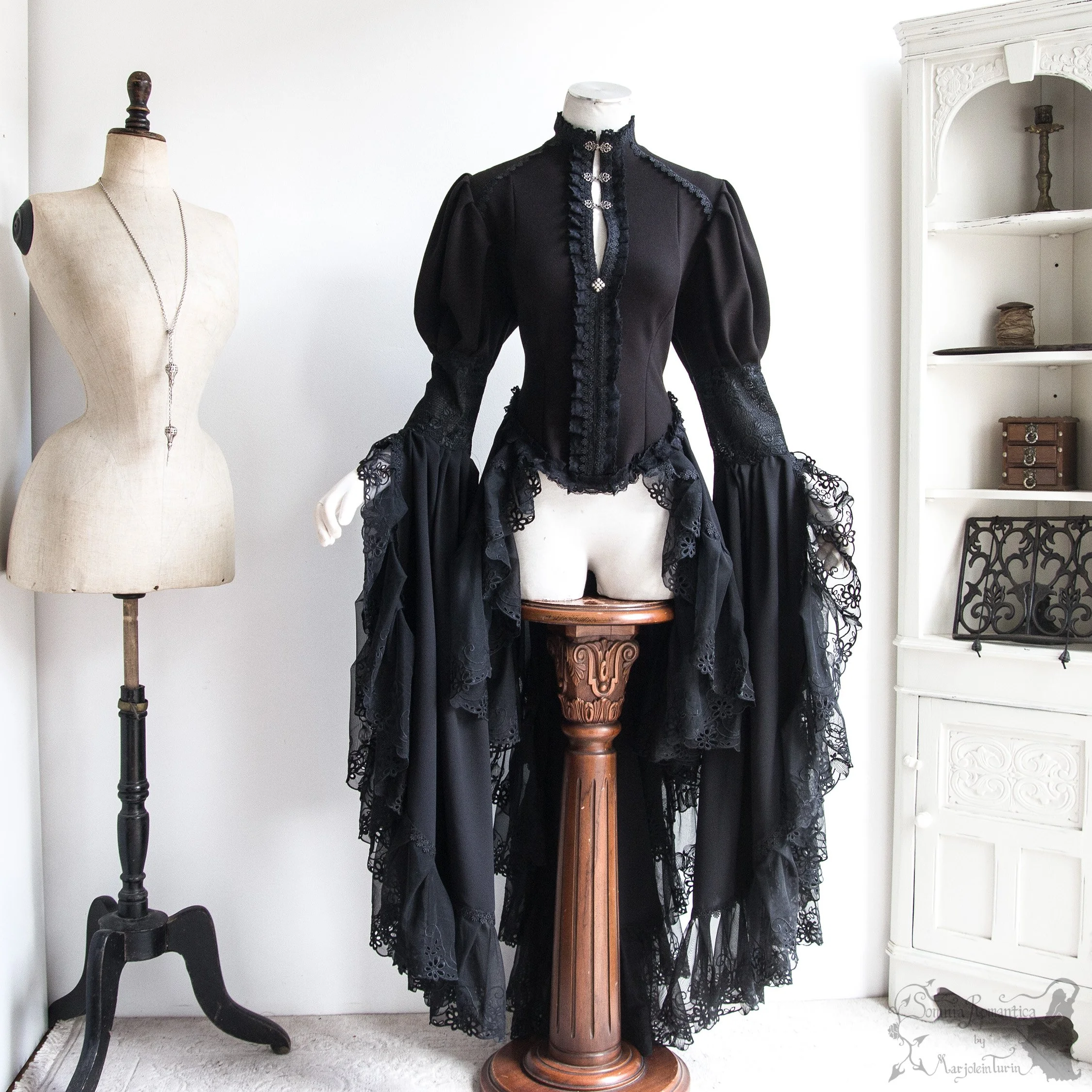 Robe black tricot, M-L, sundry designs 2026