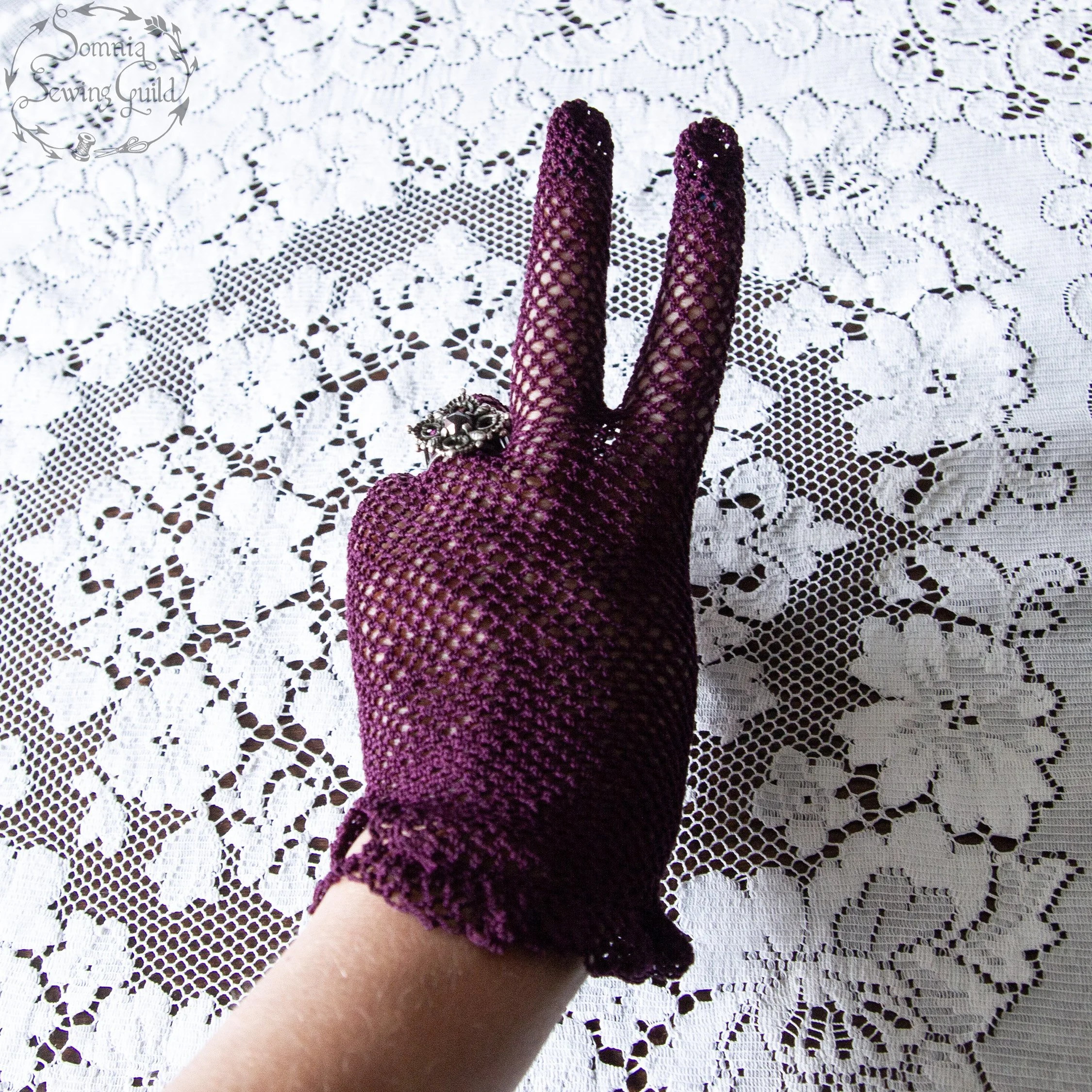 somnia-sewing-guild-gloves-vintage-purple-011-26-08-07-06.jpg